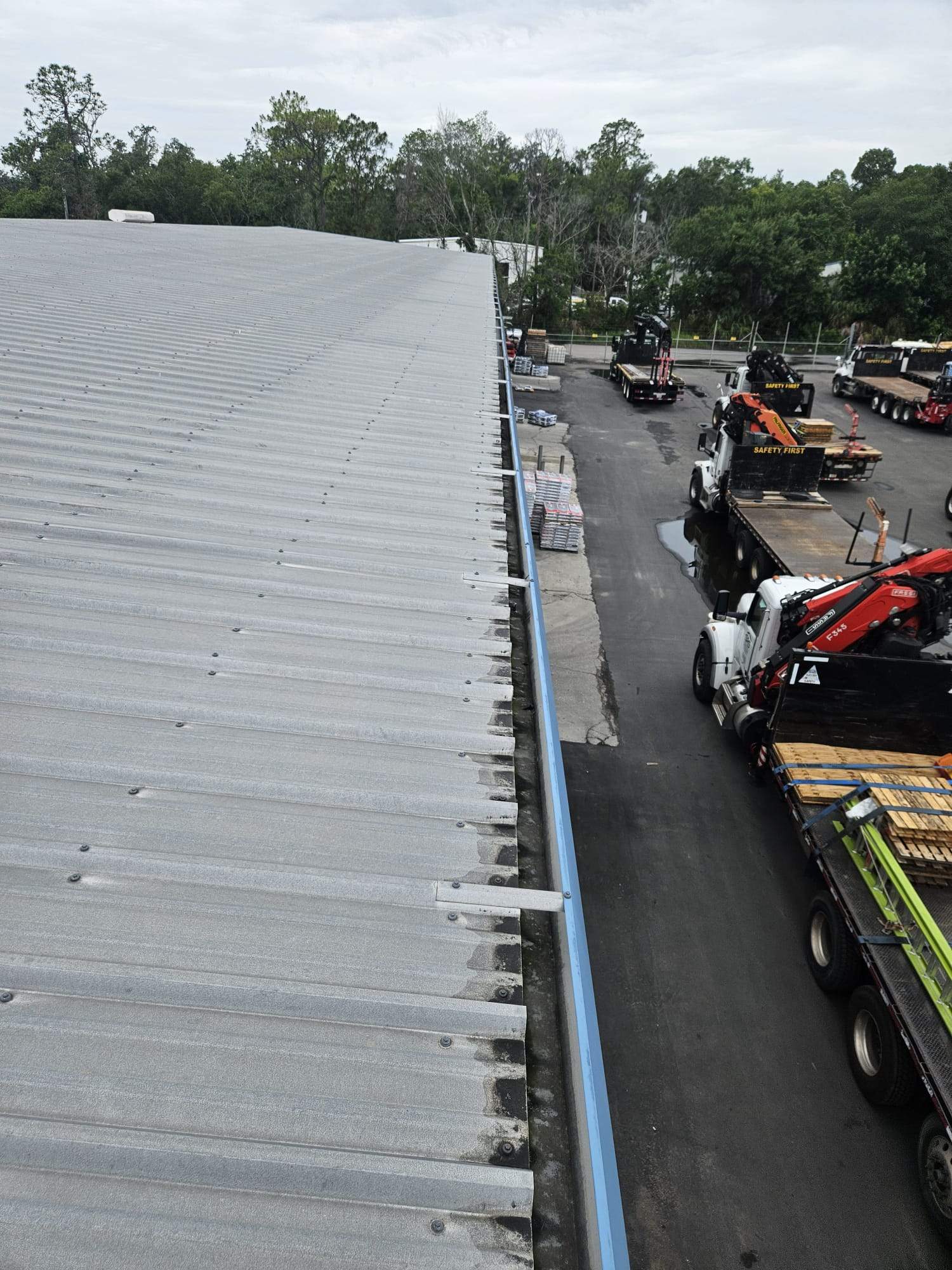 Clean Gutters and Seal Seams in Lakeland FL by Gutter Professors
