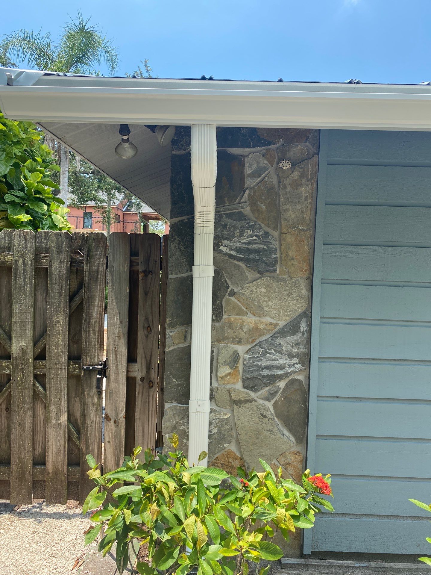 Aluminum Seamless Gutters using White Seamless Gutters in Sarasota FL by Gutter Professors