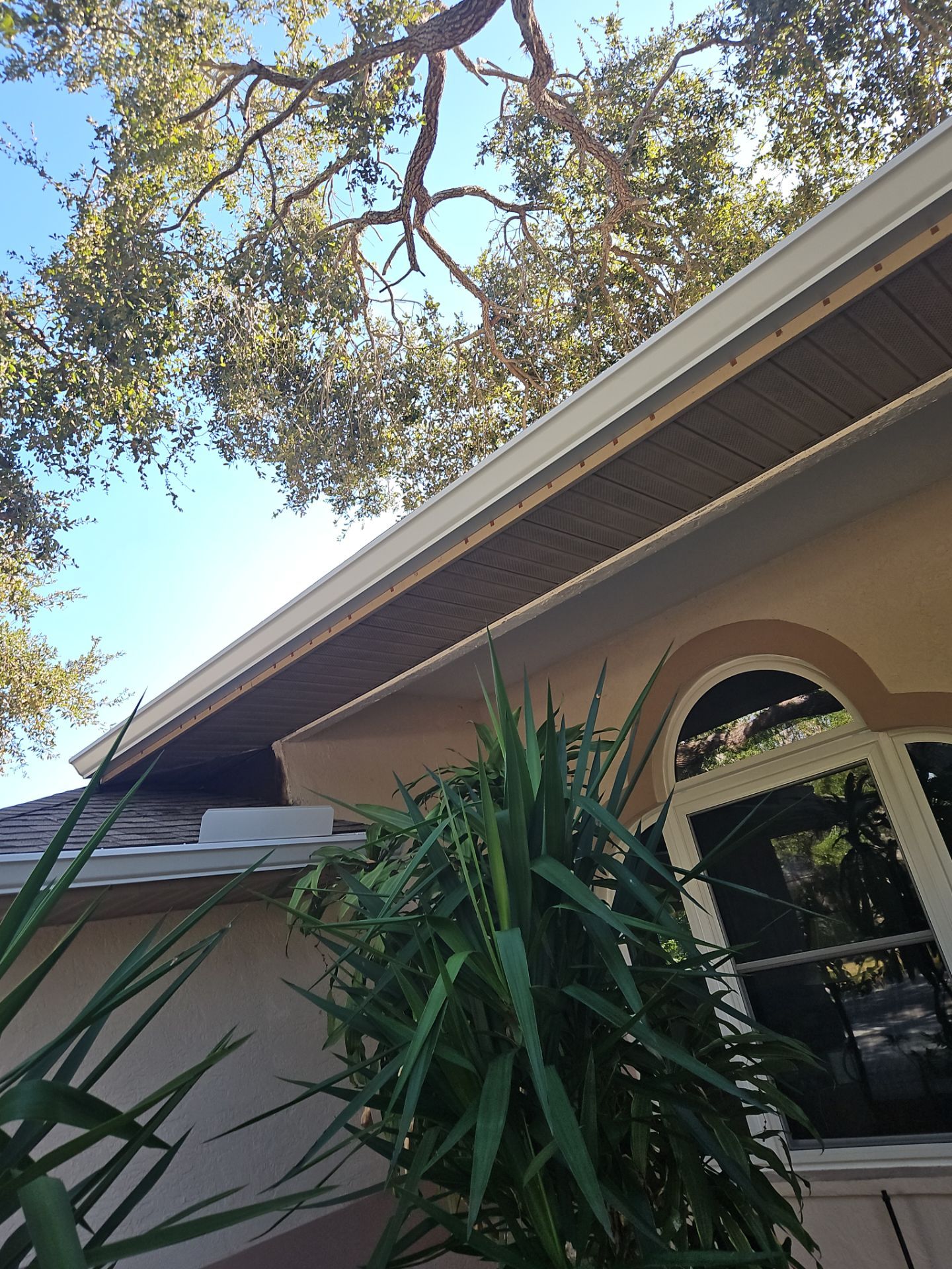 Seamless Aluminum Gutter Installation using 6 Inch Seamless Gutters in Sarasota FL by Gutter Professors