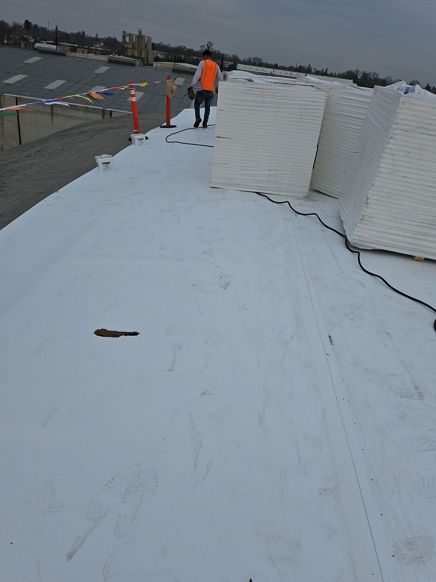 TPO single-ply roofing system using GAF Single-ply TPO 60 mil with 1.5 inch ISO board insulation by Straight Edge Roofing Inc