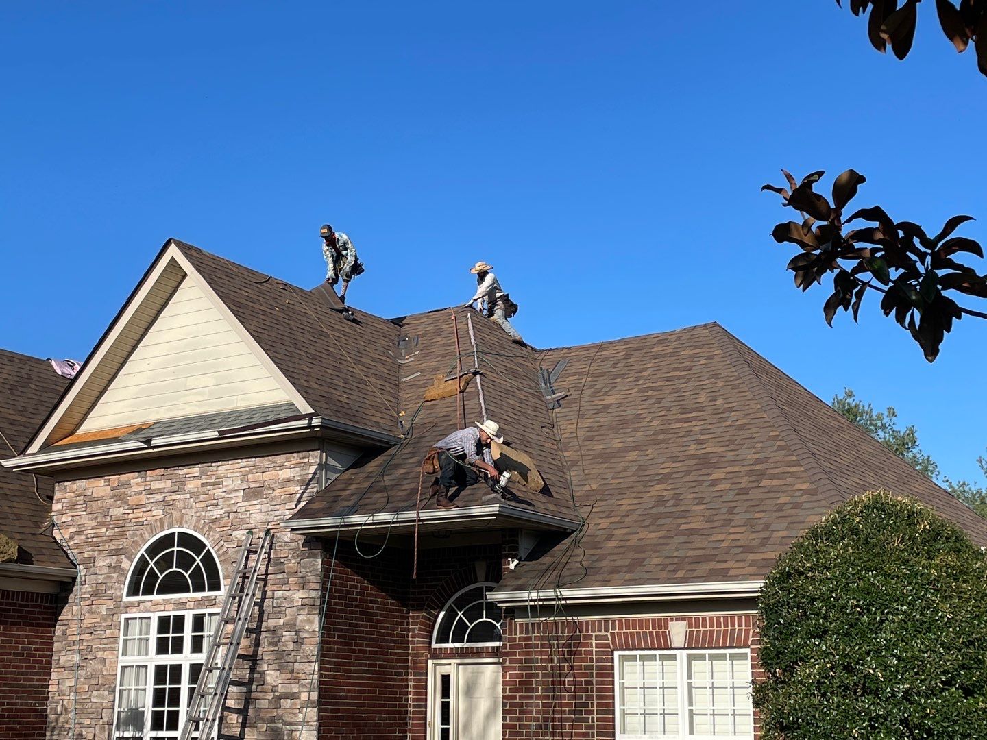 Owens Corning Duration in Teak by Undersun Roofing 