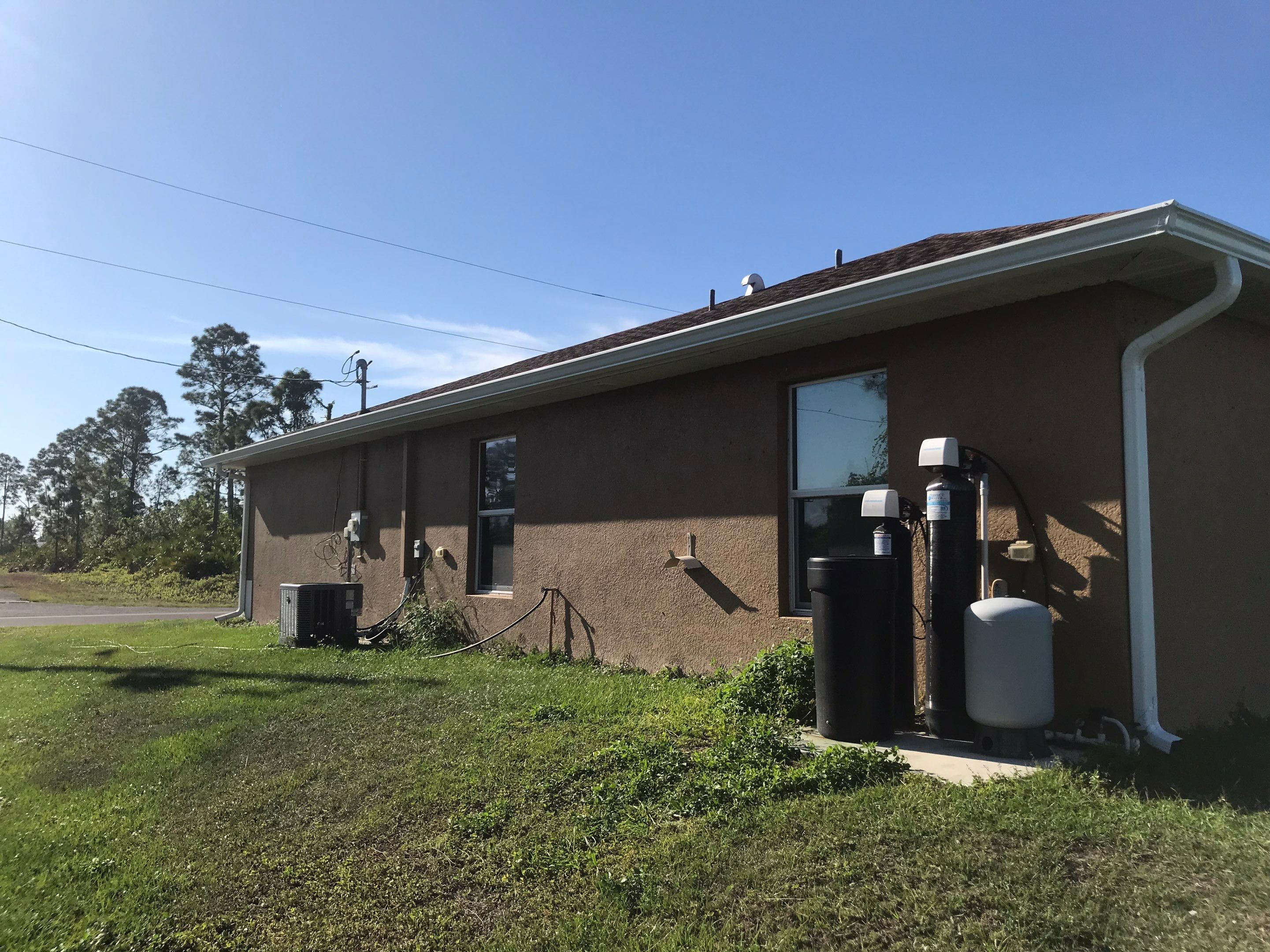 6 Inch Seamless Gutters using White Seamless Gutters in Cape Coral FL by Gutter Professors