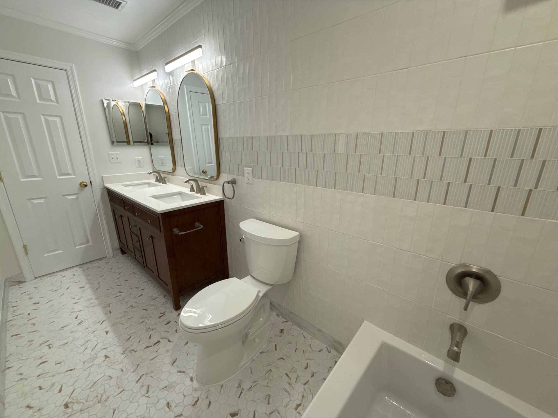 Full bathroom remodeling by Jesus Master Handyman LLC 