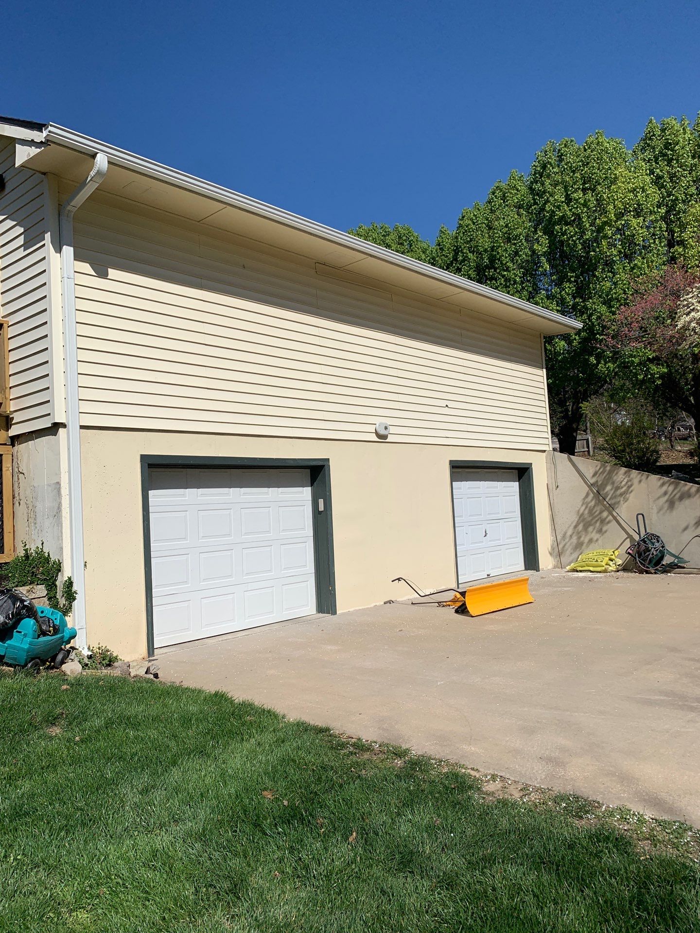 New Craneboard Siding on this Platte City, Mo home  by EEC  Windows, Siding & Roofing 