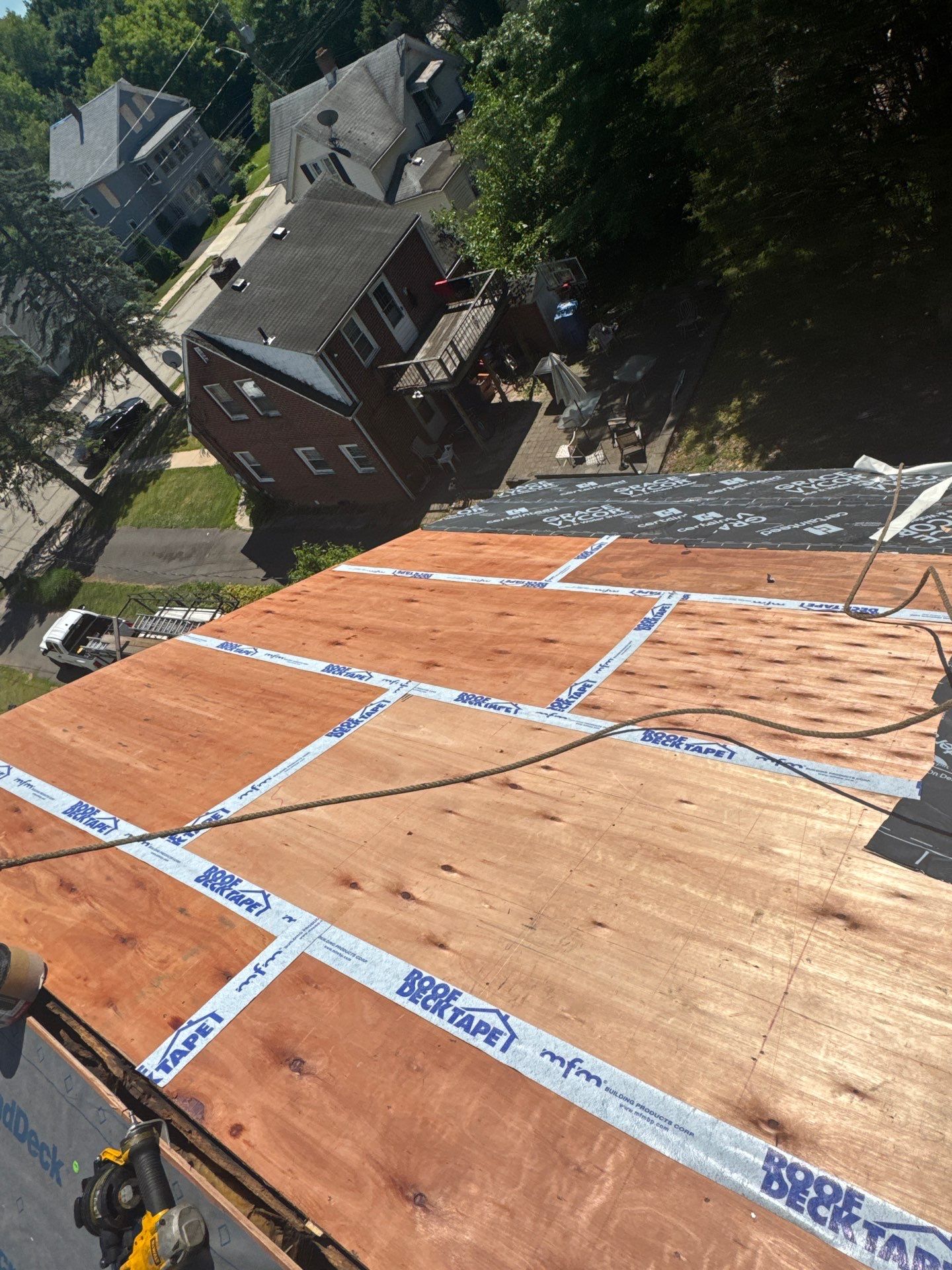 New Britian asphalt shingled roof by DiGiorgi by DiGiorgi Roofing and Siding Inc