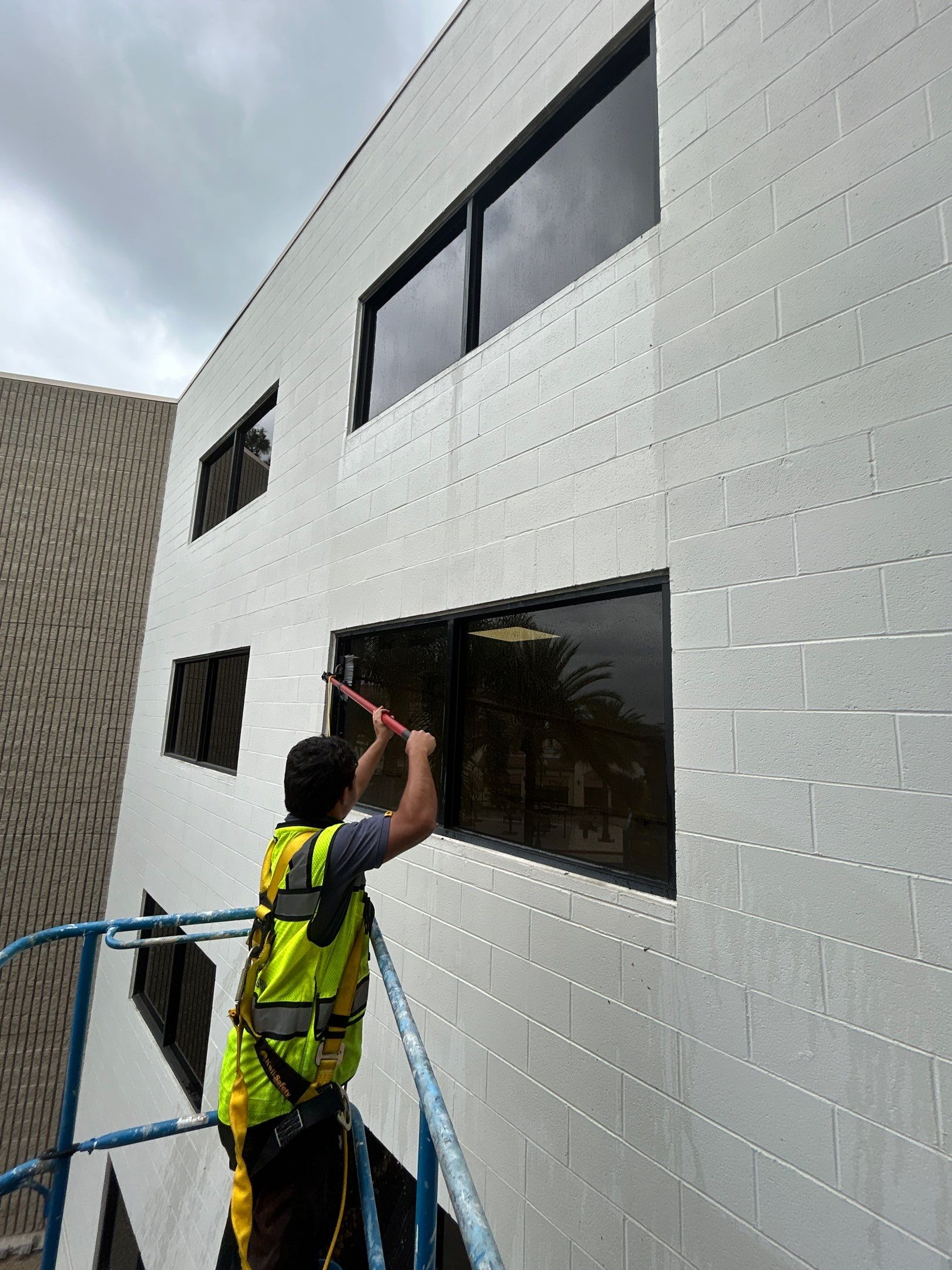 Commercial Exterior Windows cleaning by La Power Washing Inc