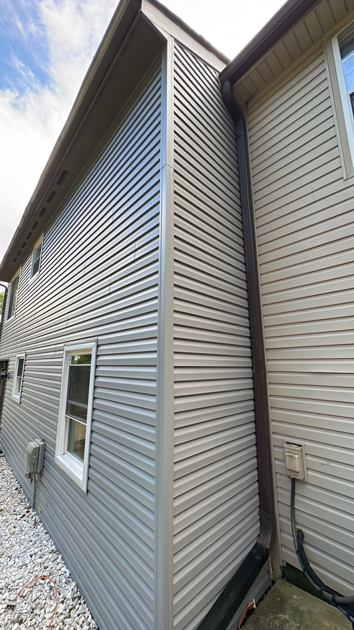 Siding Installation using Norandex Woodsmen Select vinyl sidning by WIW Enterprises Inc