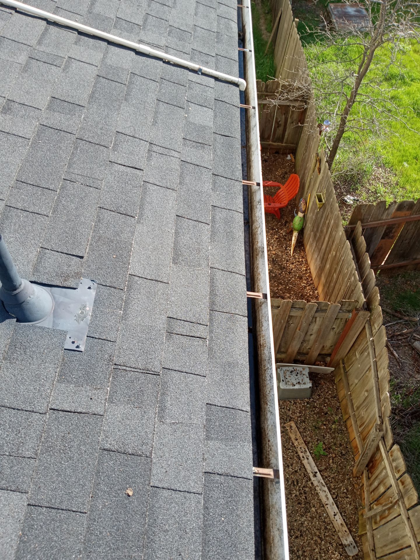 Commercial gutter cleaning Medford & Ashland after photo with clean gutters