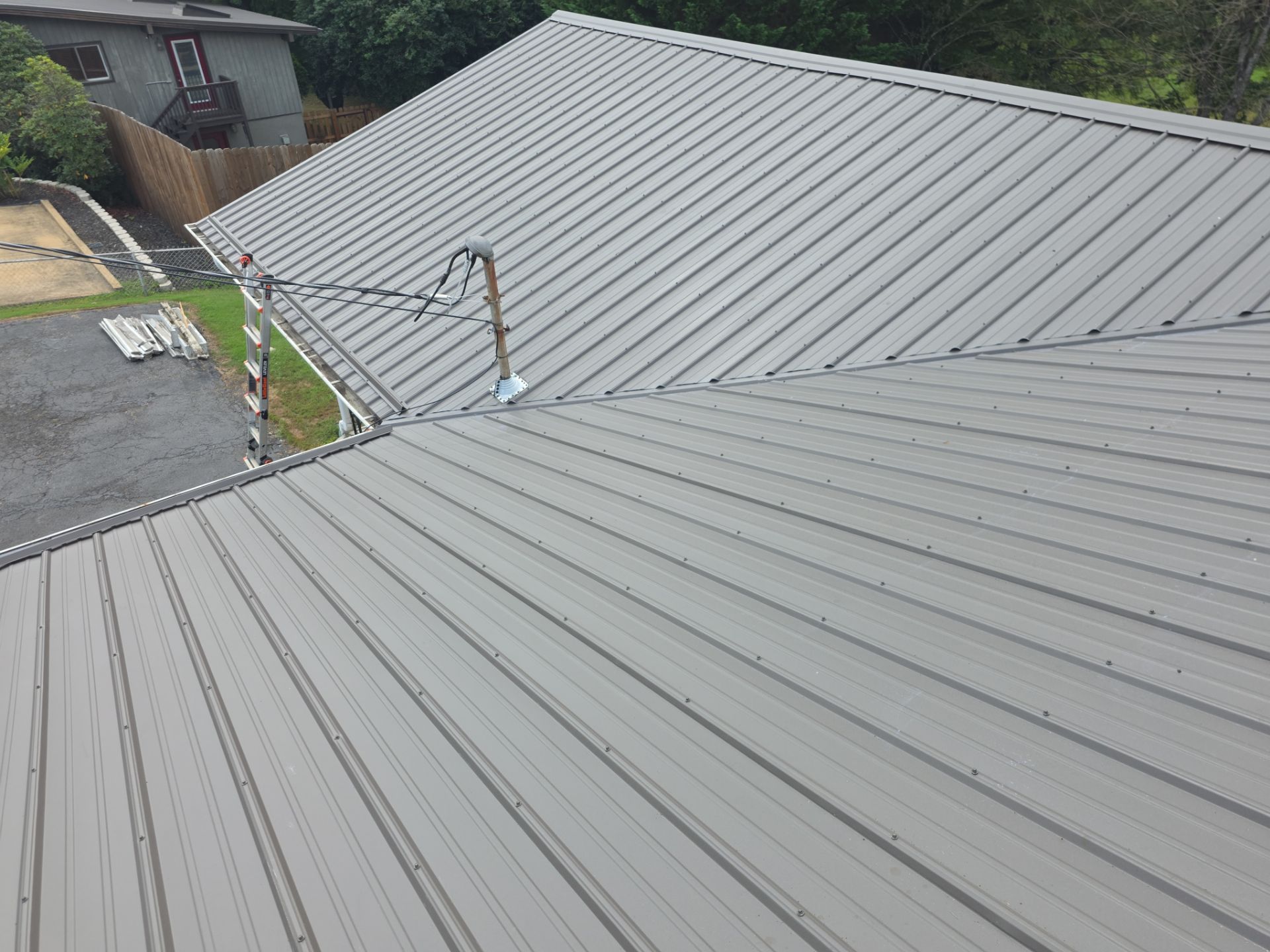 Morrison Residence - Piney Flats by Omnia Roofing
