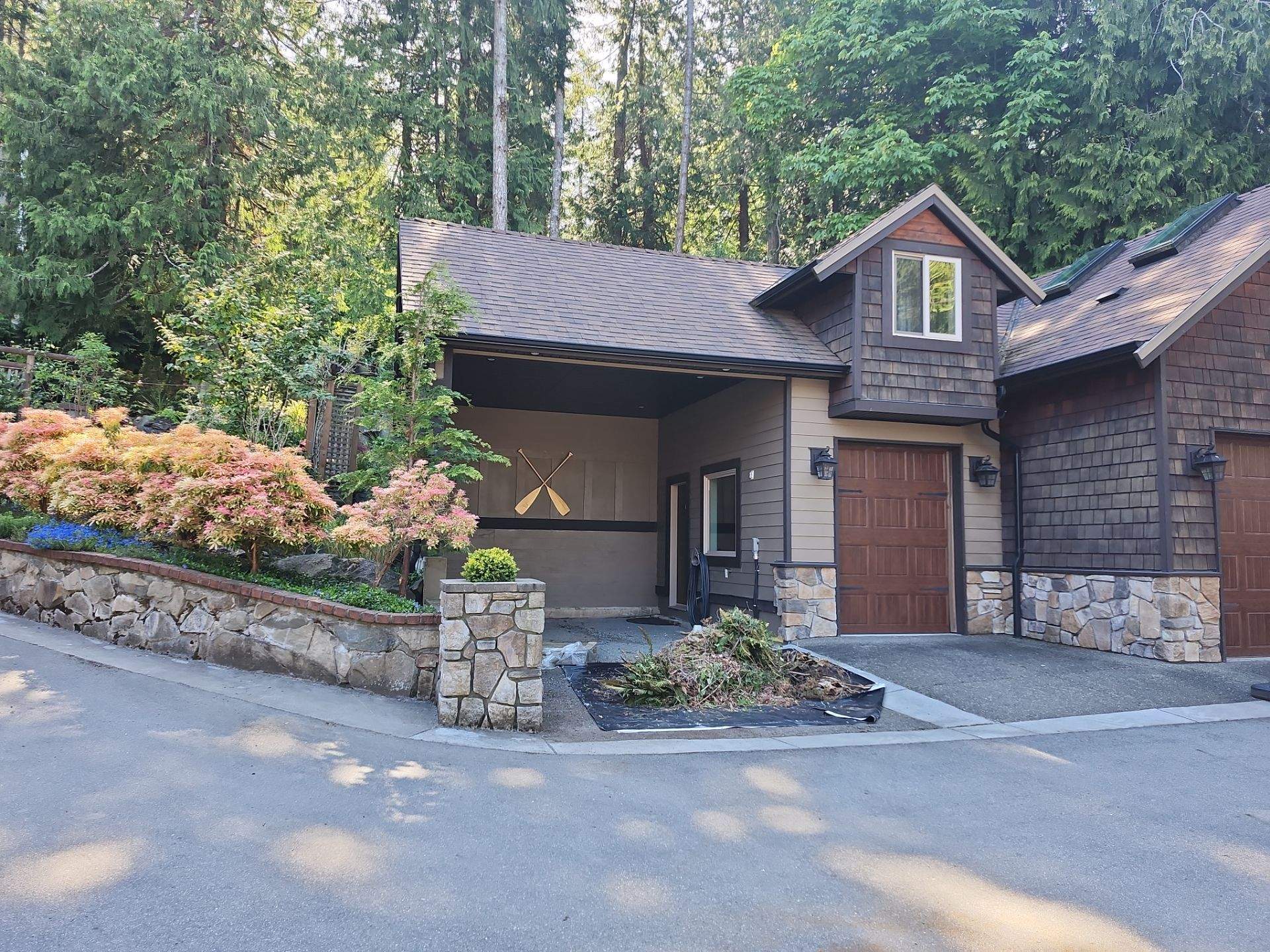 North Saanich Residence by Habanero Garden and Exterior Care