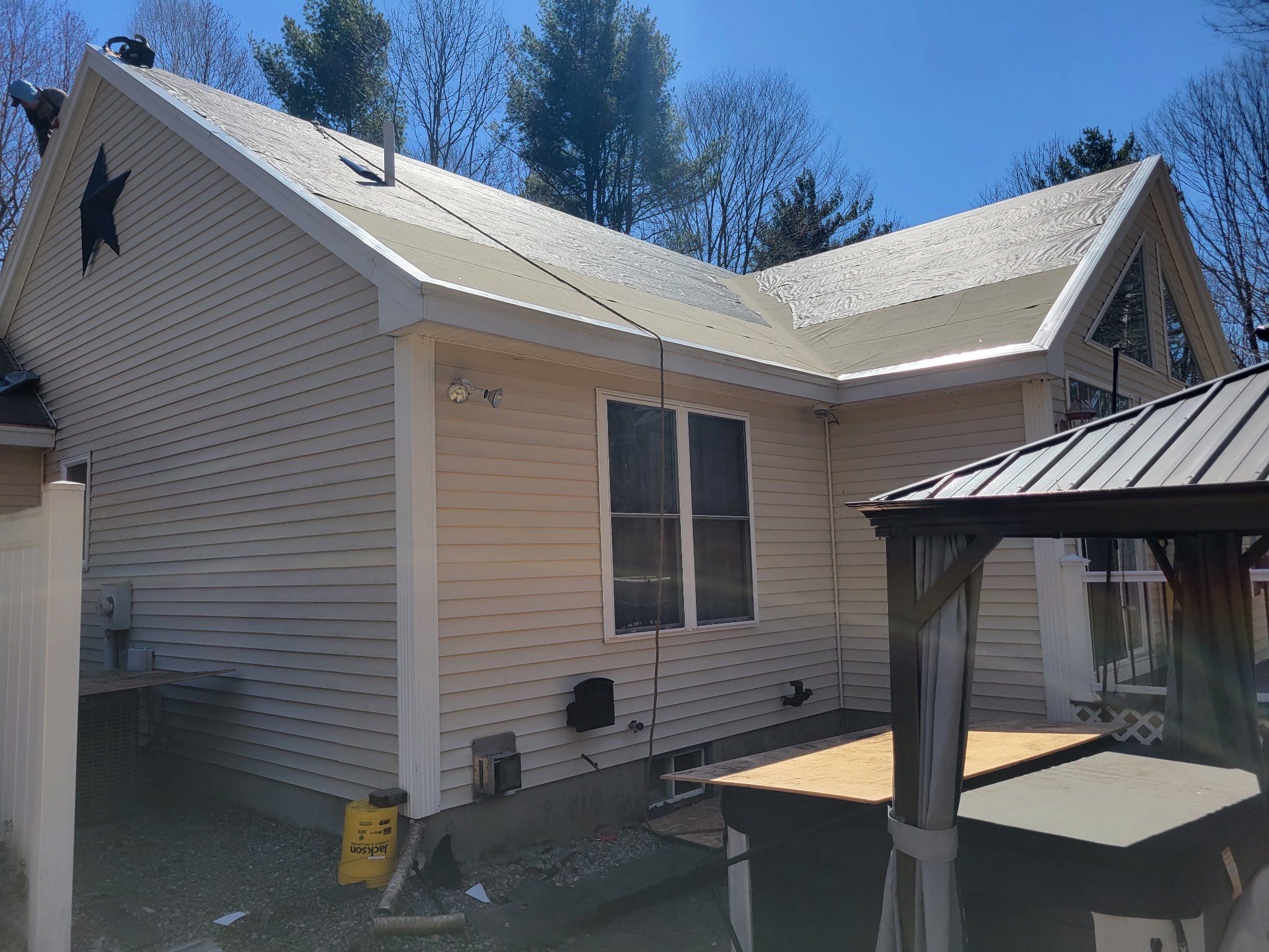 Vinyl Siding and Asphalt Roofing Replacement in Deerfield by Tall pine roofing