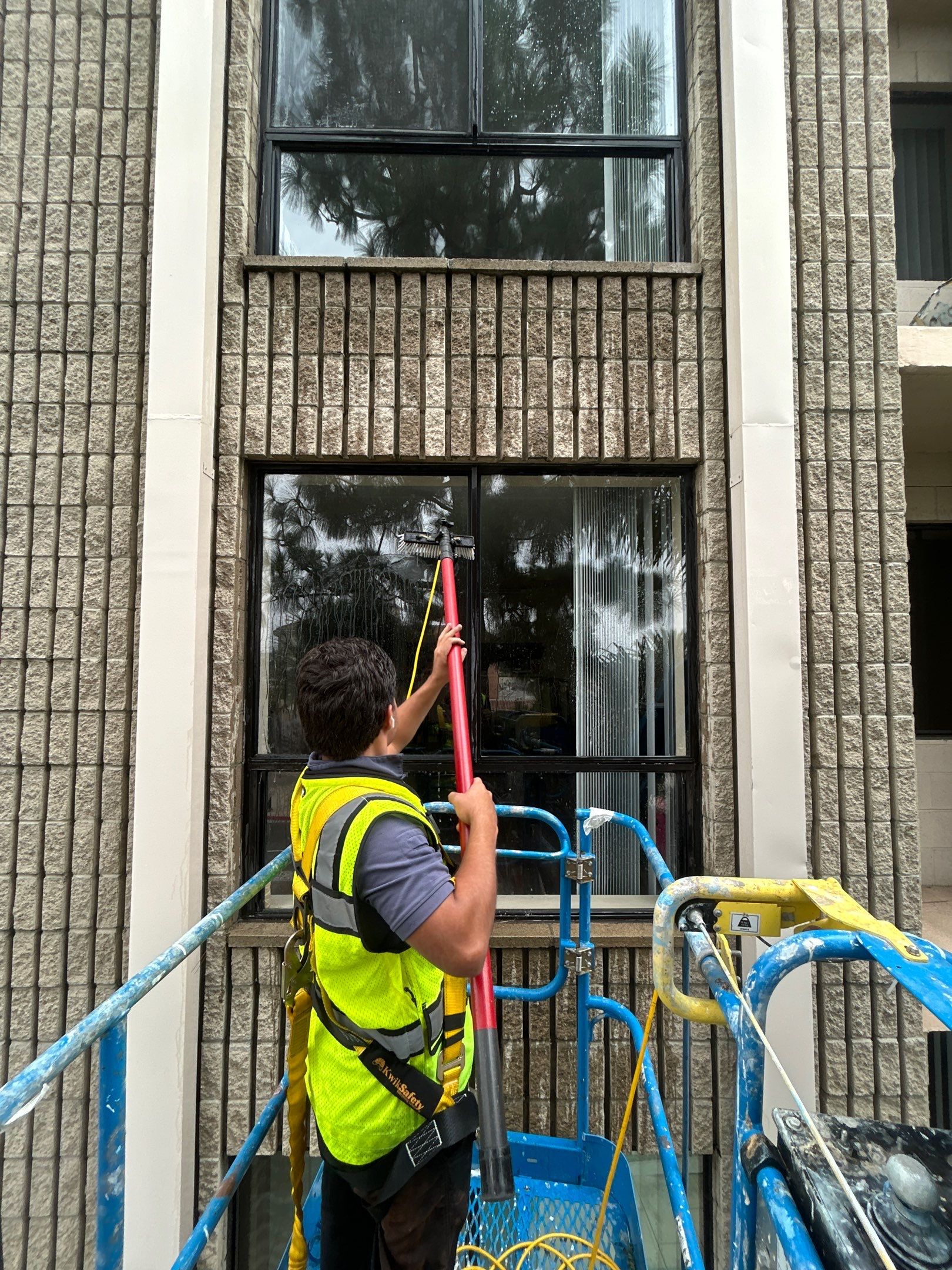 Commercial Exterior Windows cleaning by La Power Washing Inc