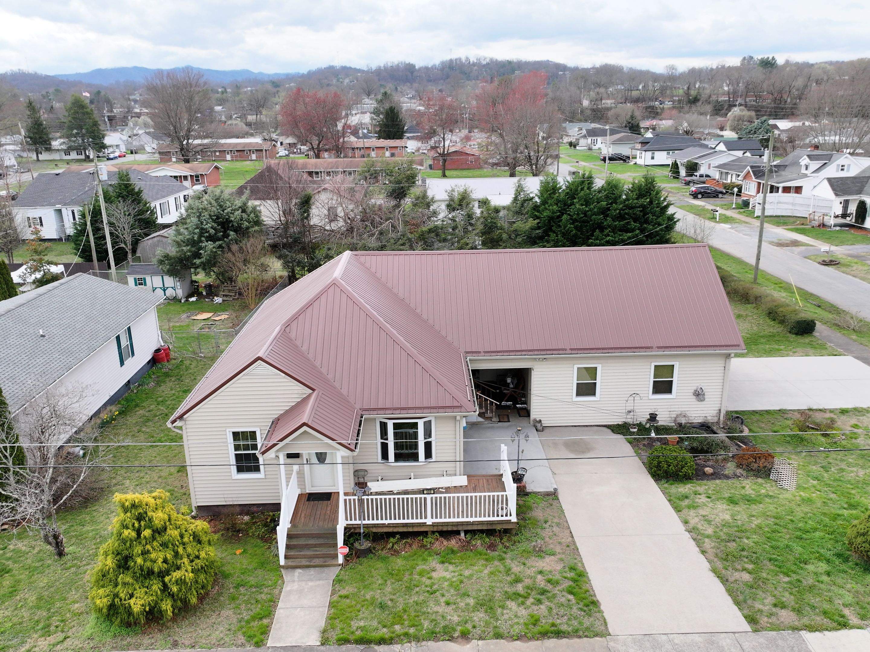 Carr Residence by Omnia Roofing