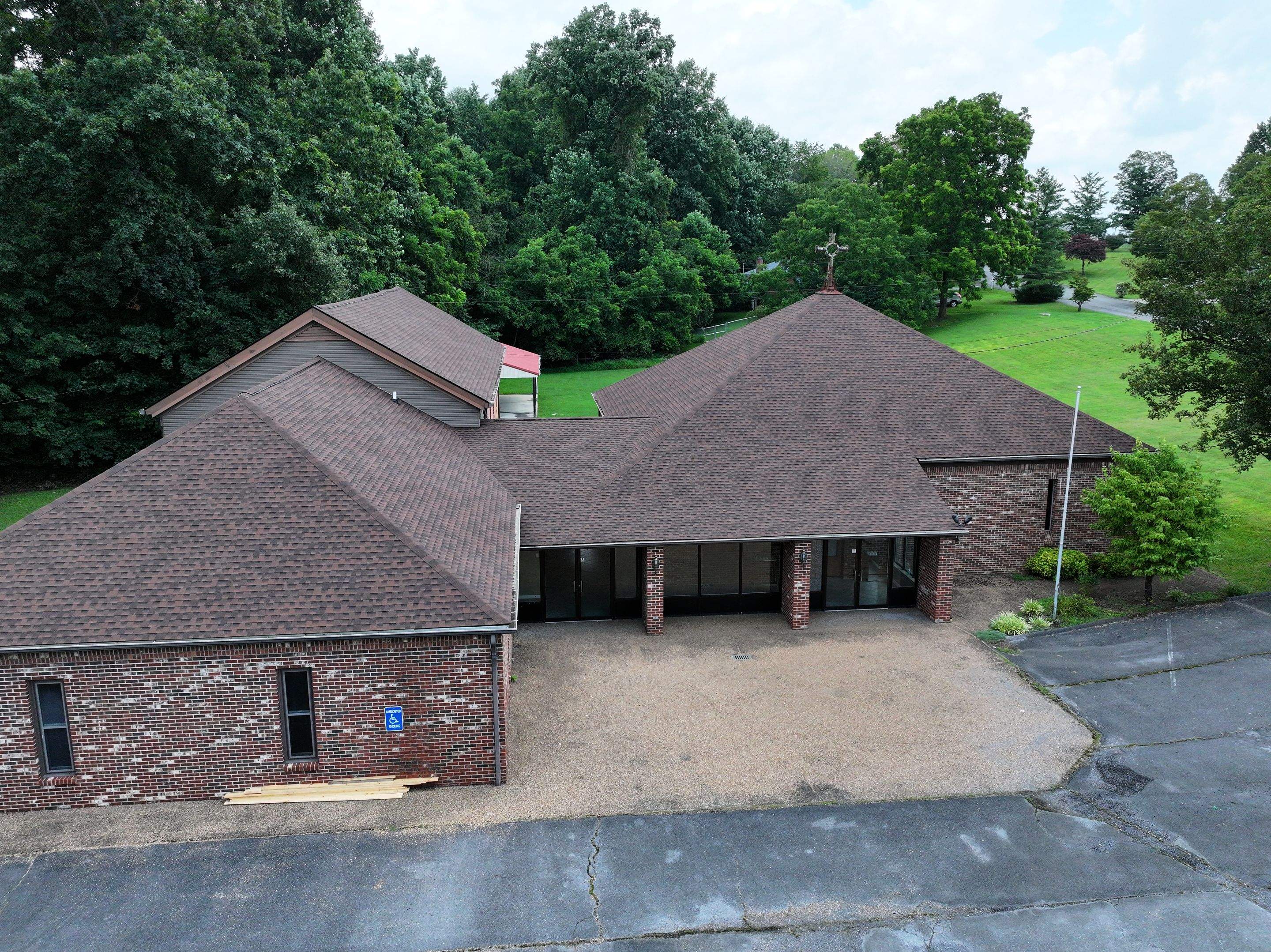 5825 Fort Henry Drive • Kingsport, TN 37663 by Omnia Roofing