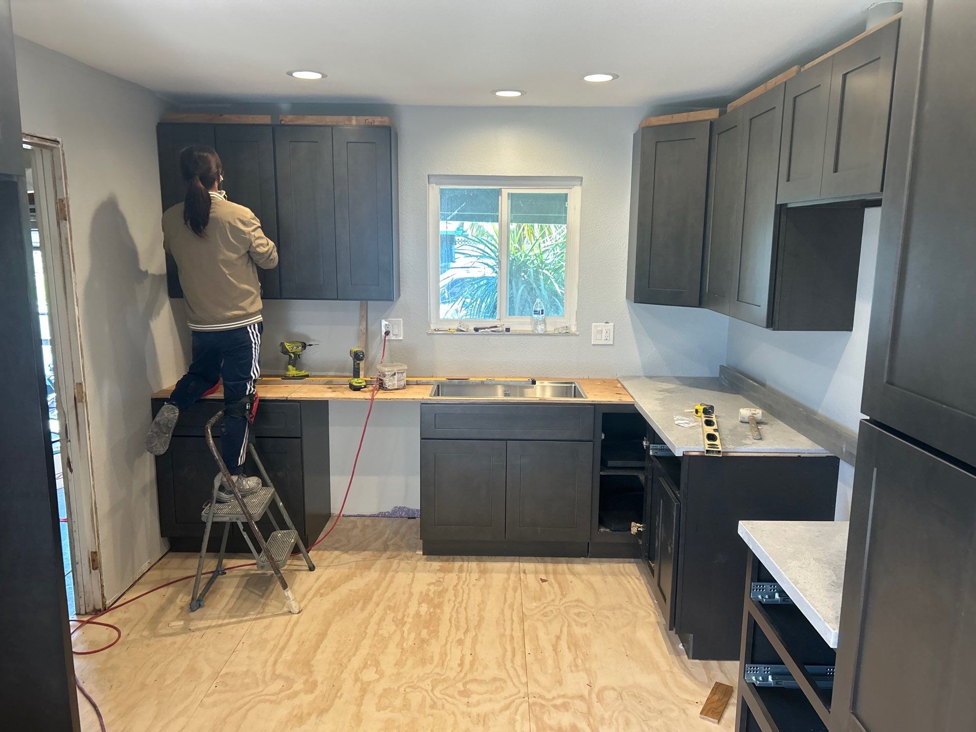 Modern Kitchen Remodel by H4H Remodeling and Repairs Inc.