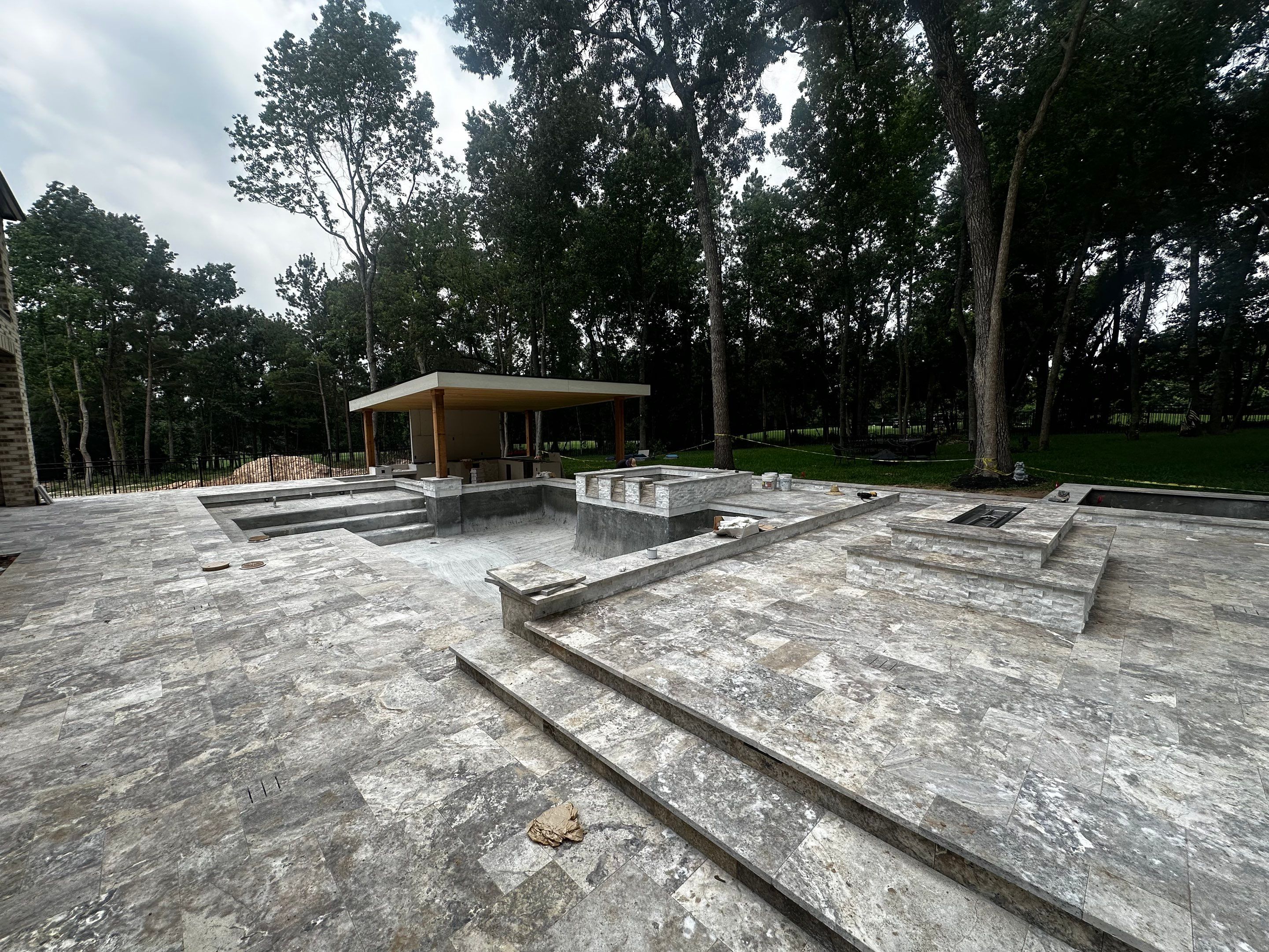 Modern Patio Cover and Kitchen in Montgomery by SophAlx LLC