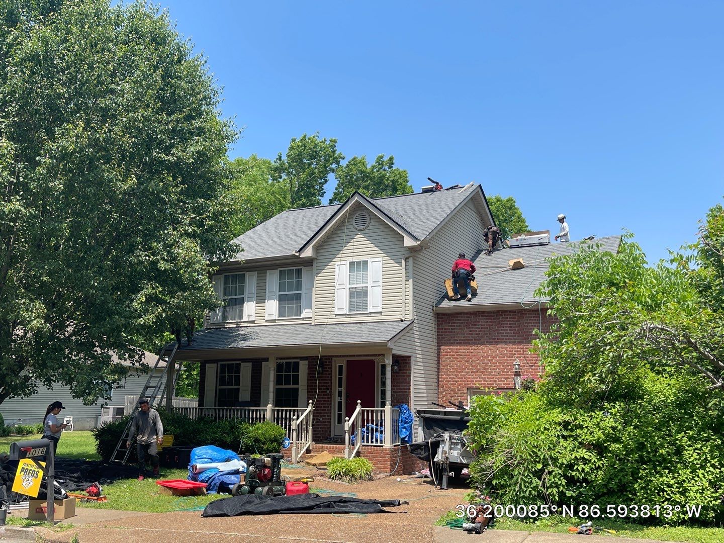 Residential Roofing Installation using Owens Corning Oakridge Roofing System by Undersun Roofing 