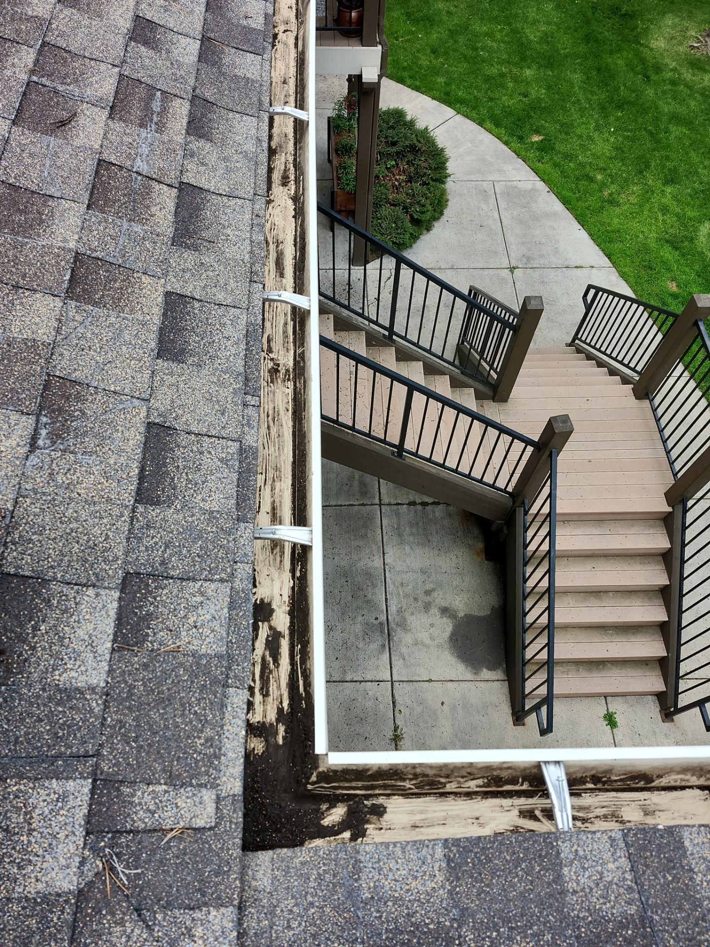 Commercial gutter cleaning Bend after photo with clean gutters