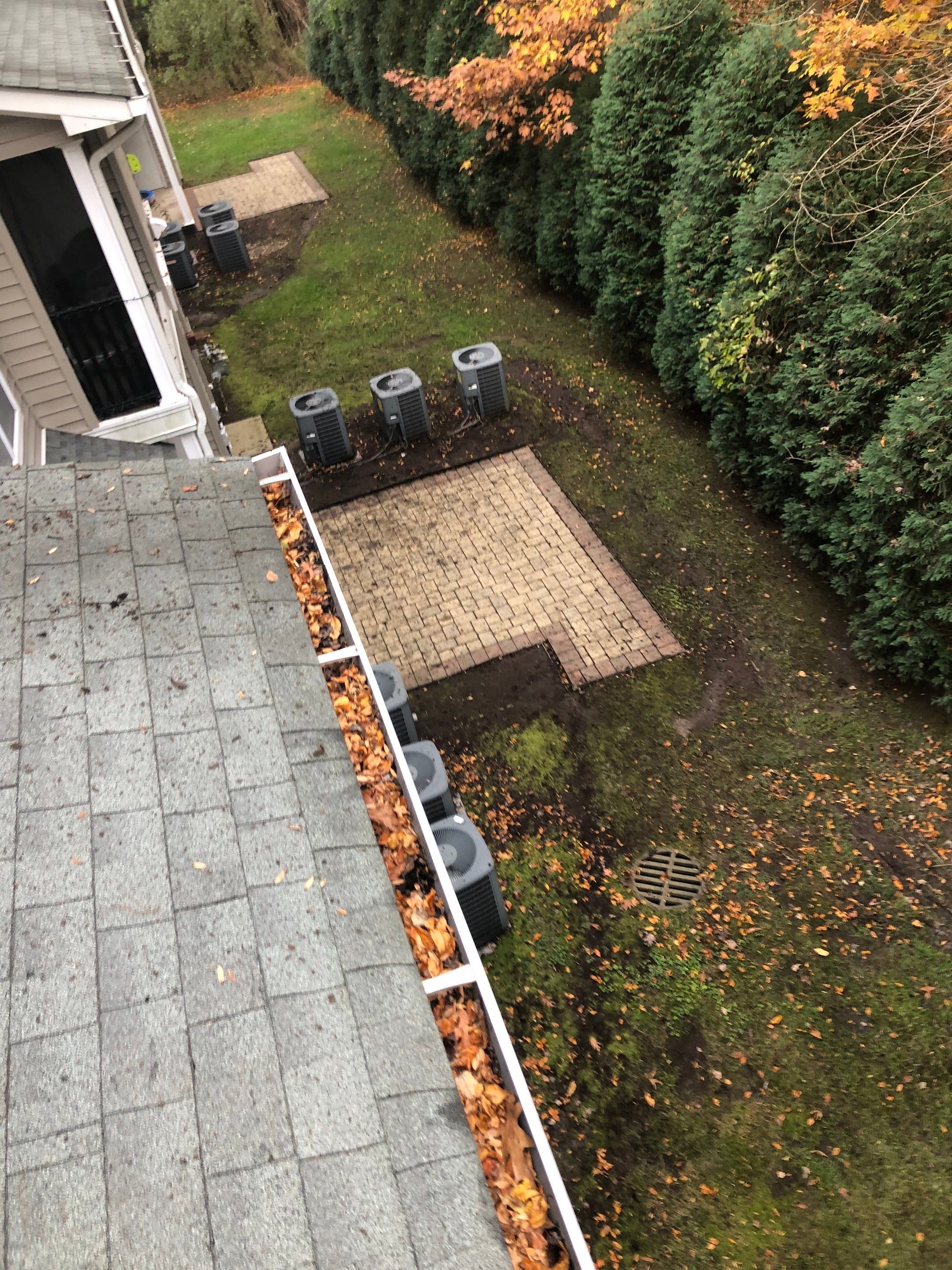 Commercial gutter cleaning Connecticut before photo with filled gutters