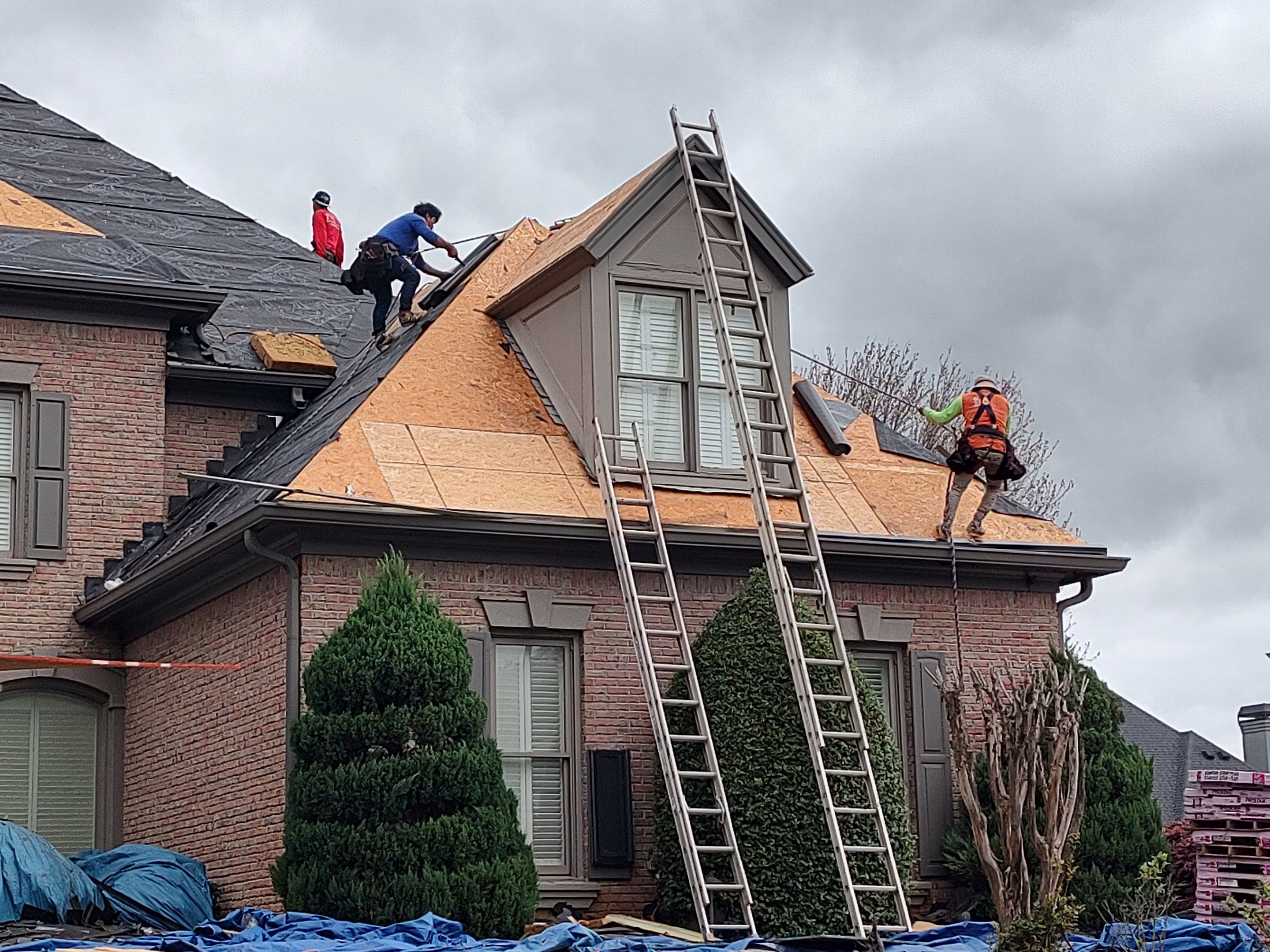 Top-Quality Williamsburg Gray Owens Corning Roof Installation in Roswell, Georgia by NBS Roofing by NBS Roofing, Inc.
