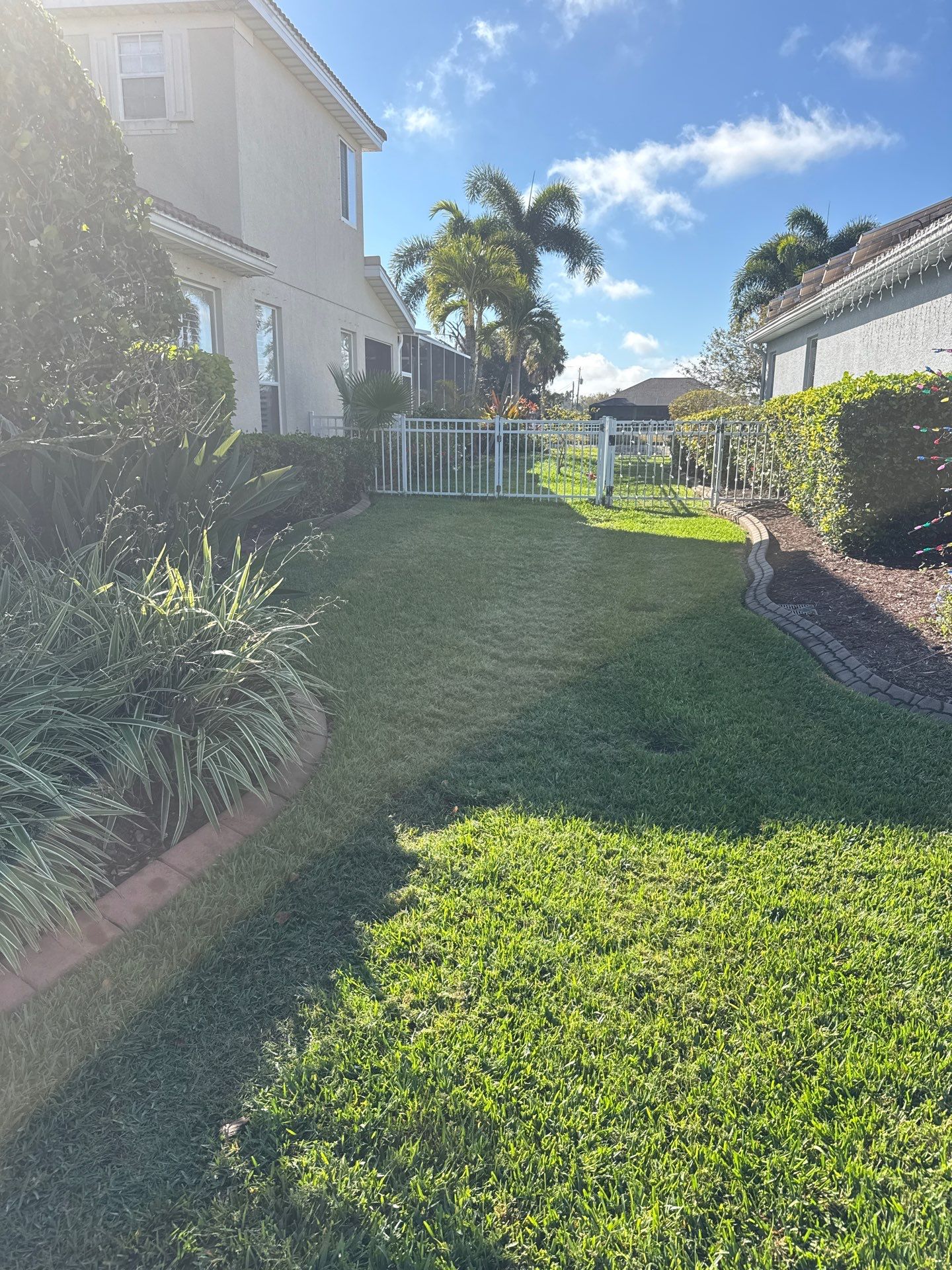 6 Inch Seamless Gutters using White Seamless Gutters in Sarasota FL by Gutter Professors