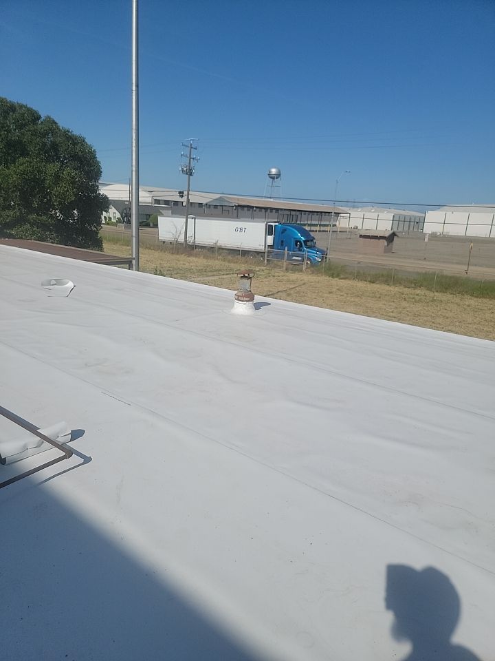 TPO single-ply roofing system using GAF by Straight Edge Roofing Inc