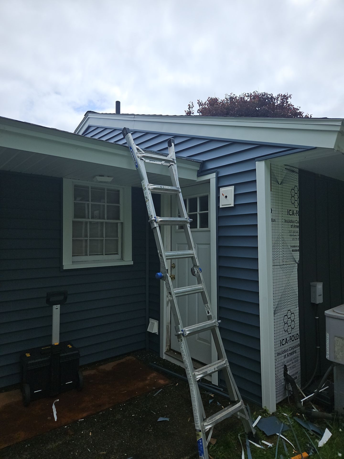 Vinyl Siding Transformation – Pacific Blue by Mighty Dog Roofing of Greater Middlesex County