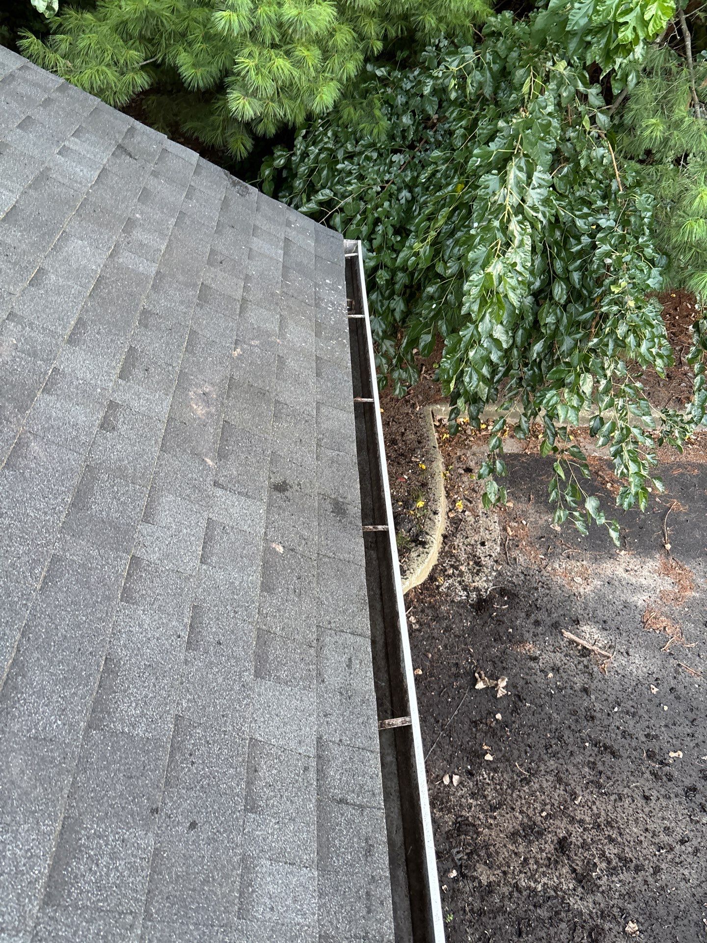 Commercial gutter cleaning Des Moines after photo with clean gutters
