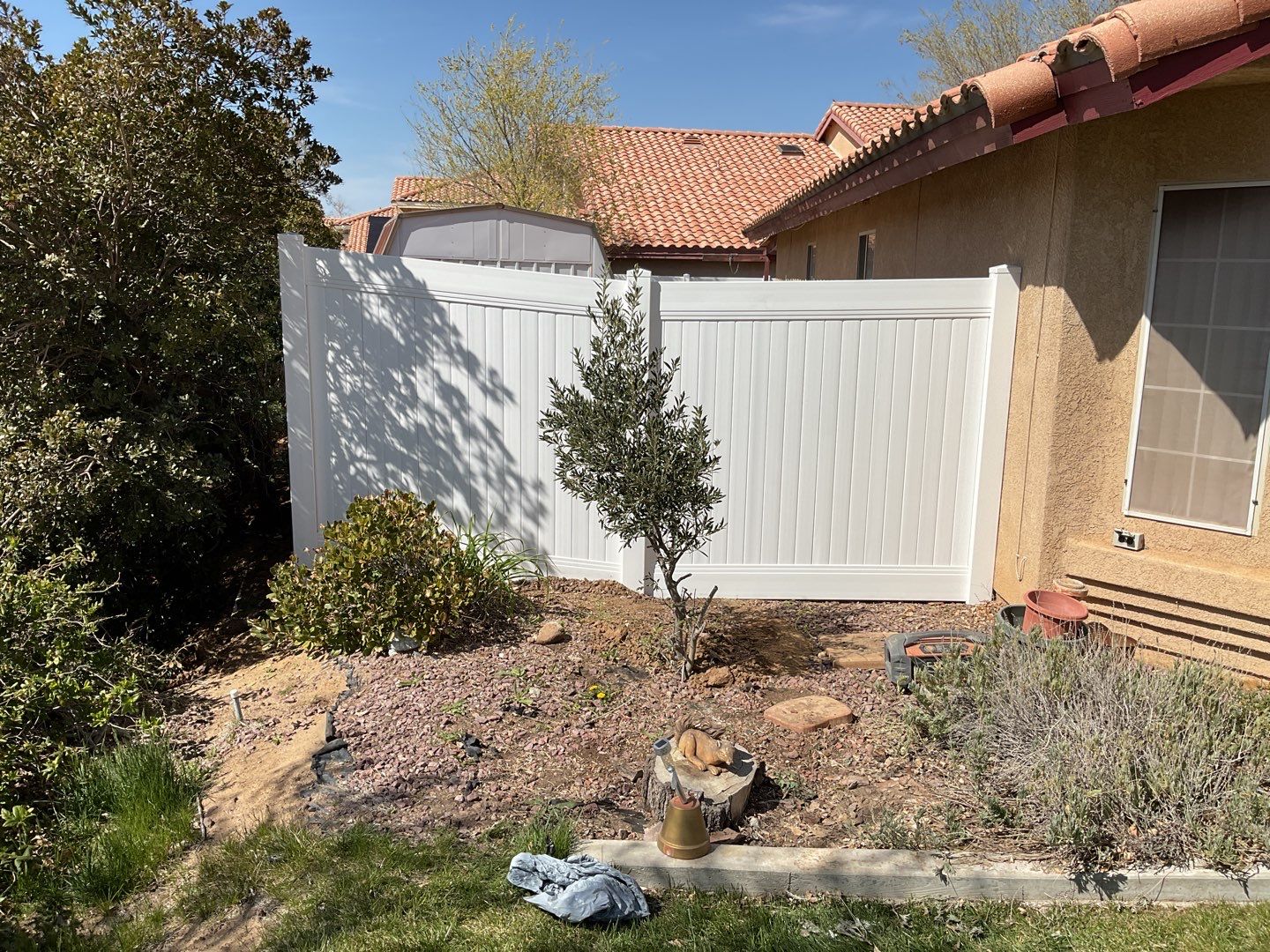 Fence installation using vinyl material by Fence Guys Inc. 