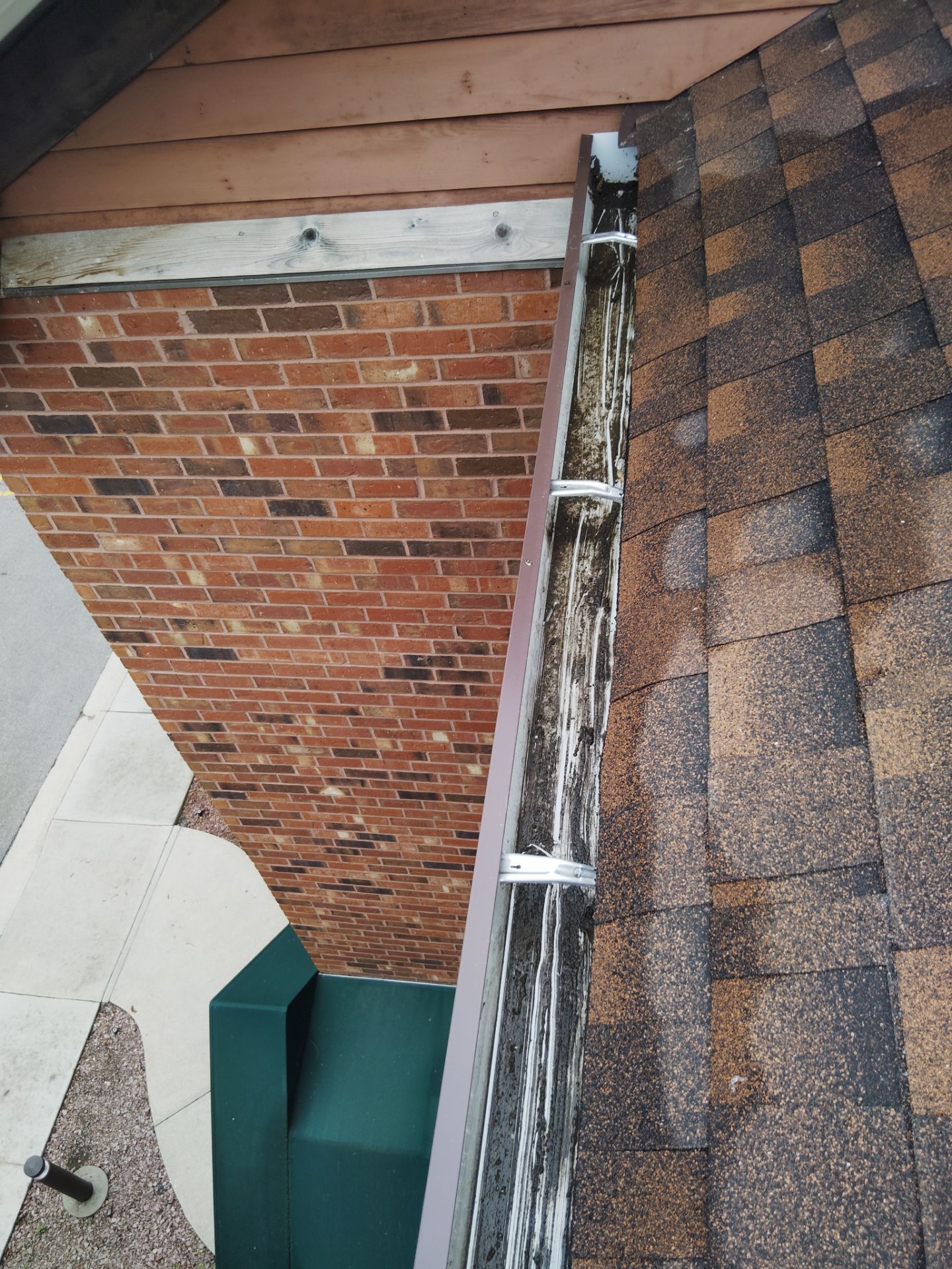 HOA gutter cleaning after photo.
