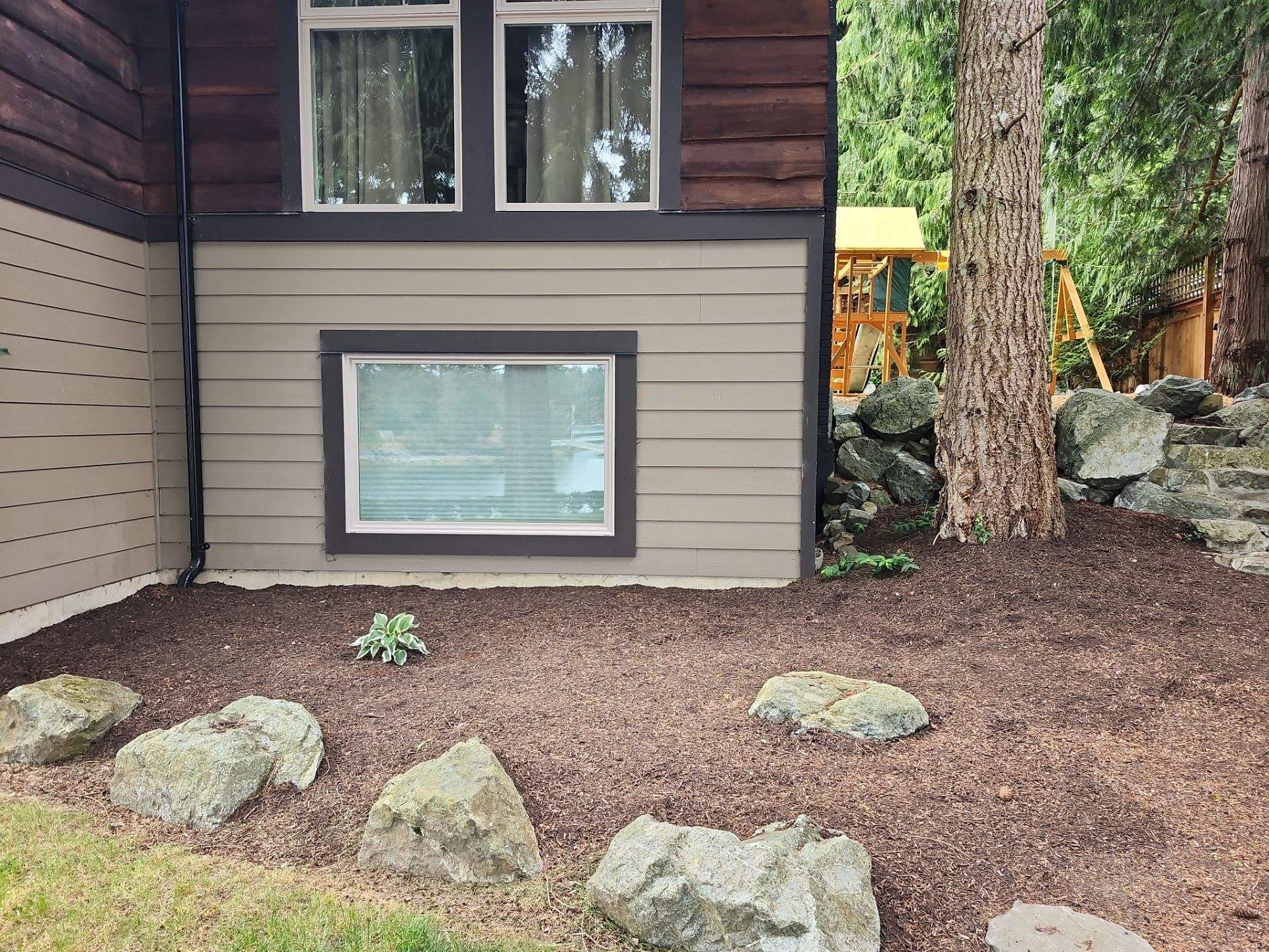 North Saanich Residence by Habanero Garden and Exterior Care