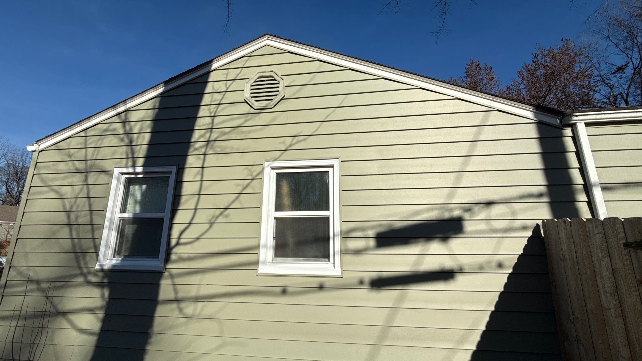 A whole new look for this Gladstone Home by EEC Windows, Siding & Roofing