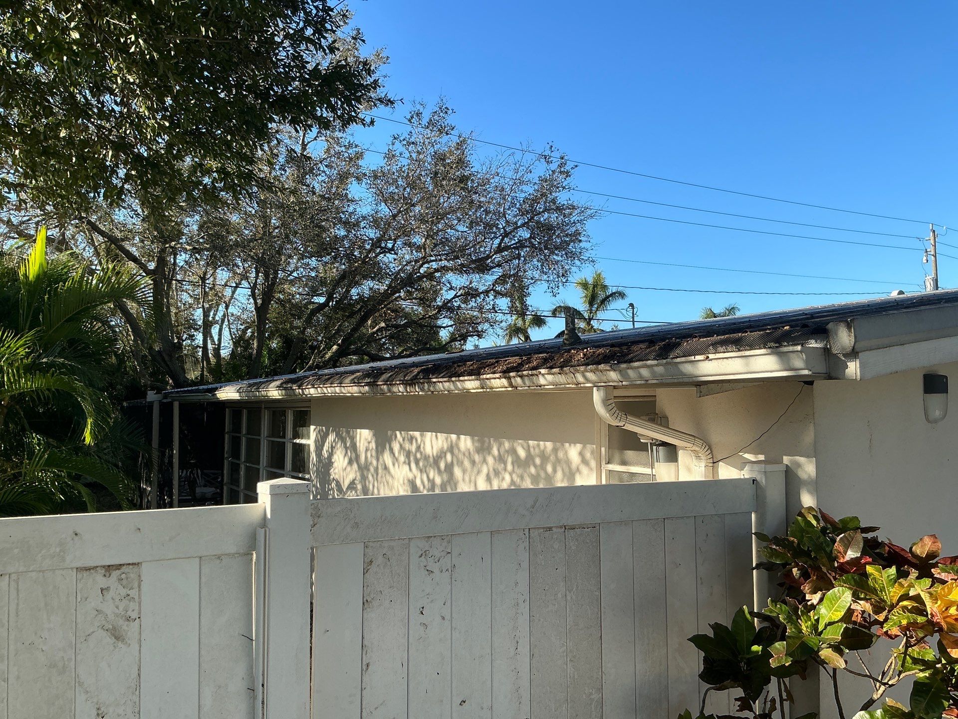6 Inch Seamless Gutters using White Seamless Gutters in Sarasota FL by Gutter Professors