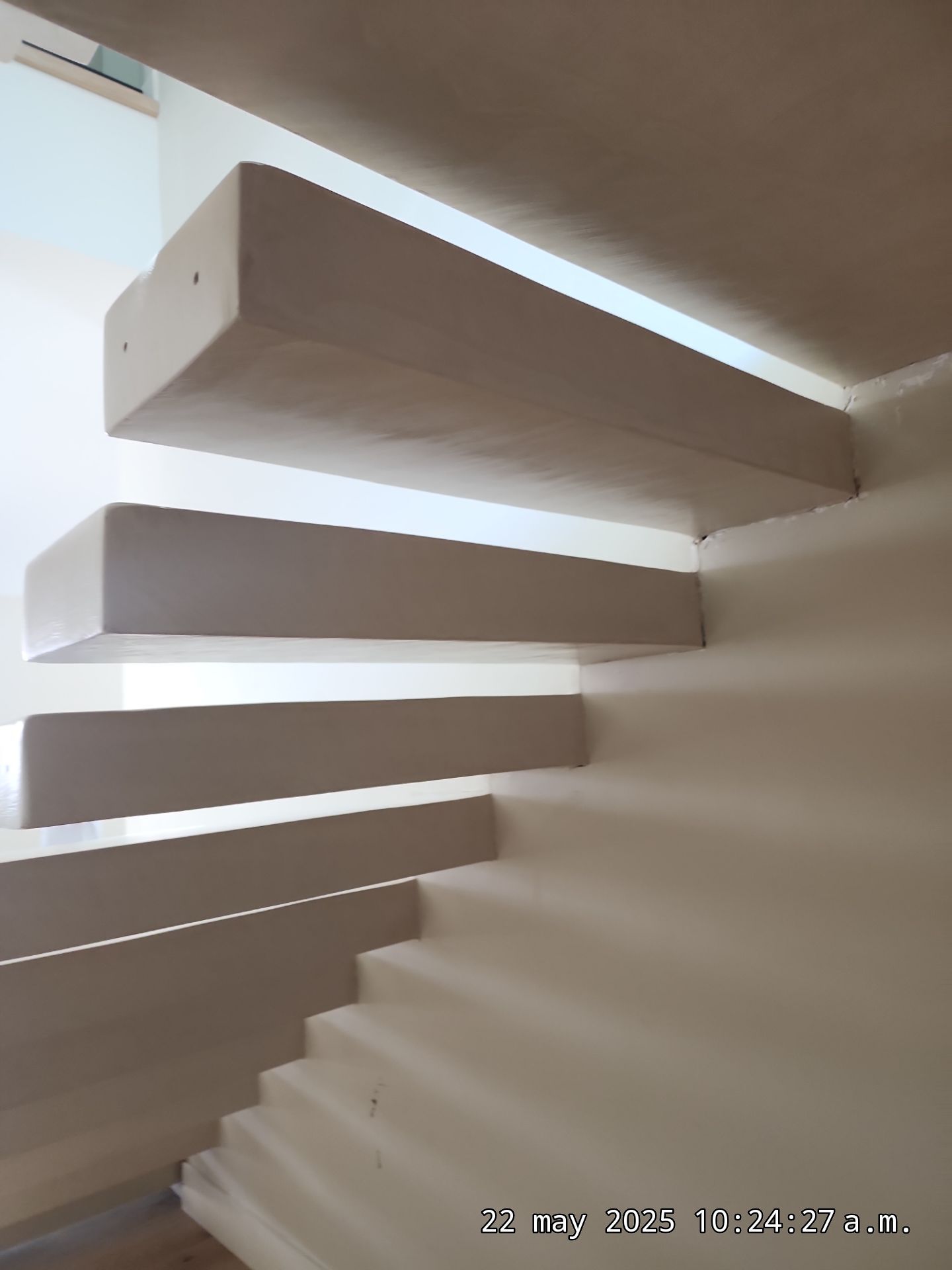 Microtopping over Steps by Seamless Surfaces