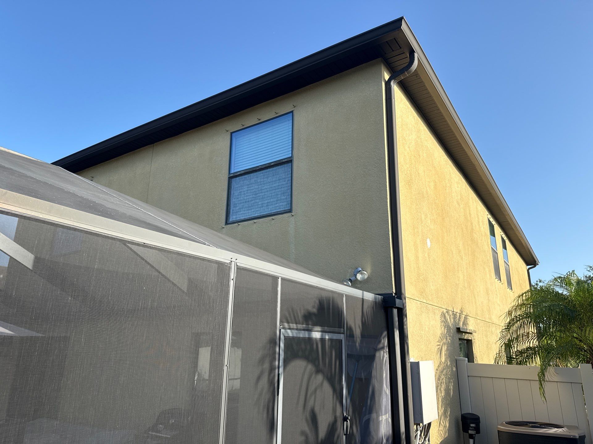 2-Story Stucco House Wash & Tan Vinyl Fence Cleaning | Sheffield Glen Palmetto, FL by Sunshine AquaWash