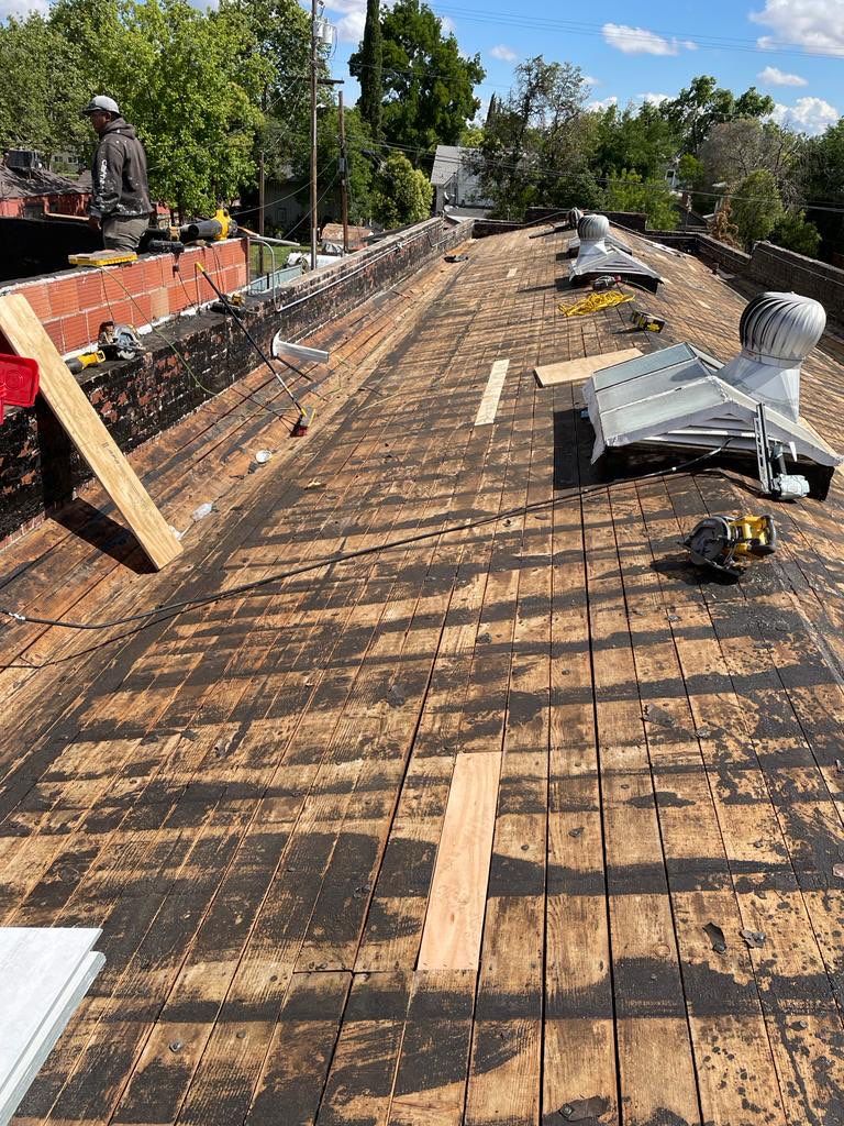 Commercial Roofing Installation using Conklin BenchPly system with PUMA top coat (imbedded fabric system) by Straight Edge Roofing Inc
