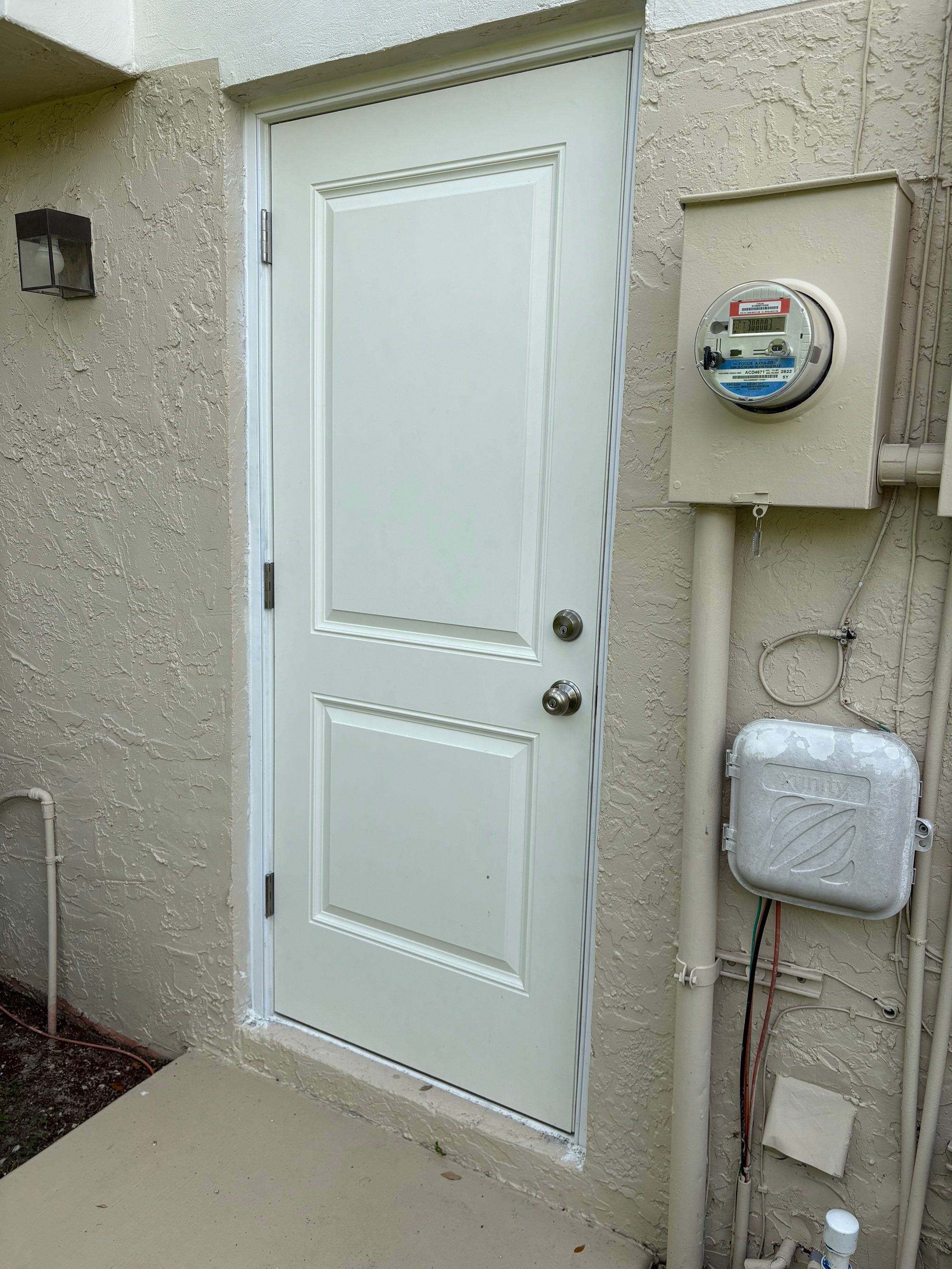 Beautiful home in Plantation:Front door and windows by ASP SuperHome