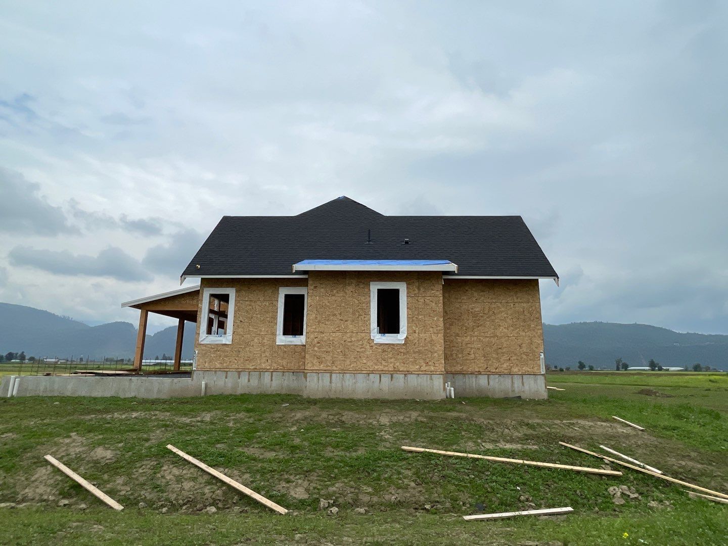 Residential Roofing Installation using OC Oakridge shingles by Top Notch Roofing Inc