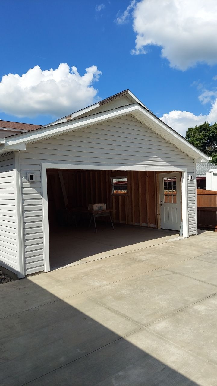 Garage by Ivy Lea Construction