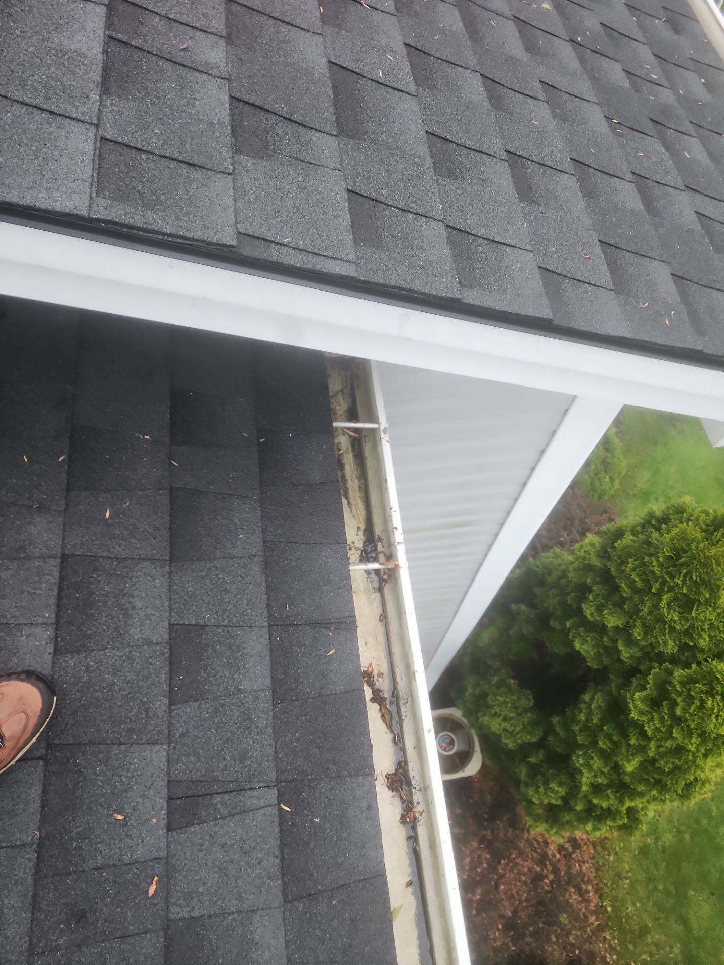 HOA gutter cleaning after photo.
