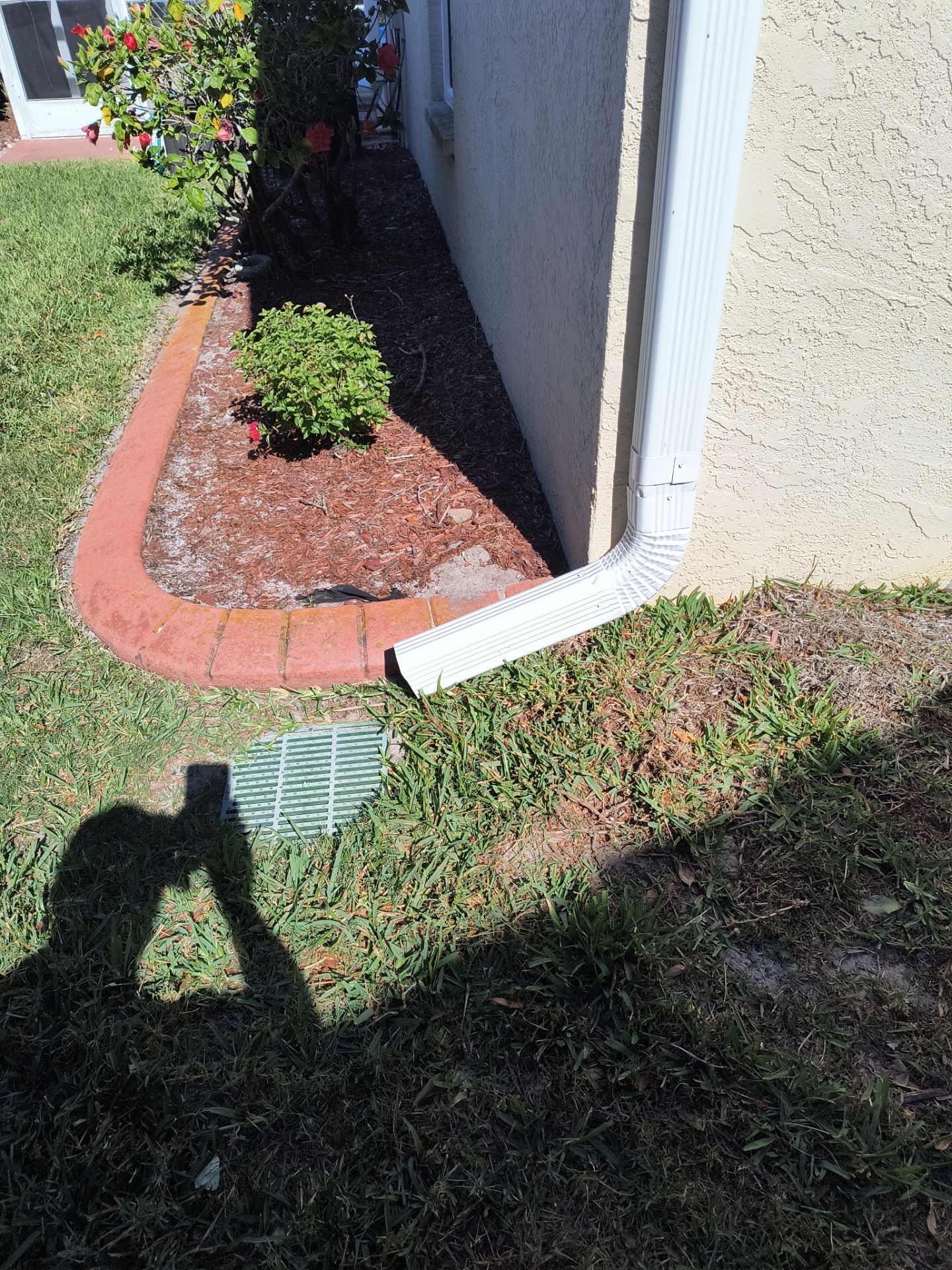 White Seamless Gutters using 6 Inch Seamless Gutters in Sarasota FL by Gutter Professors