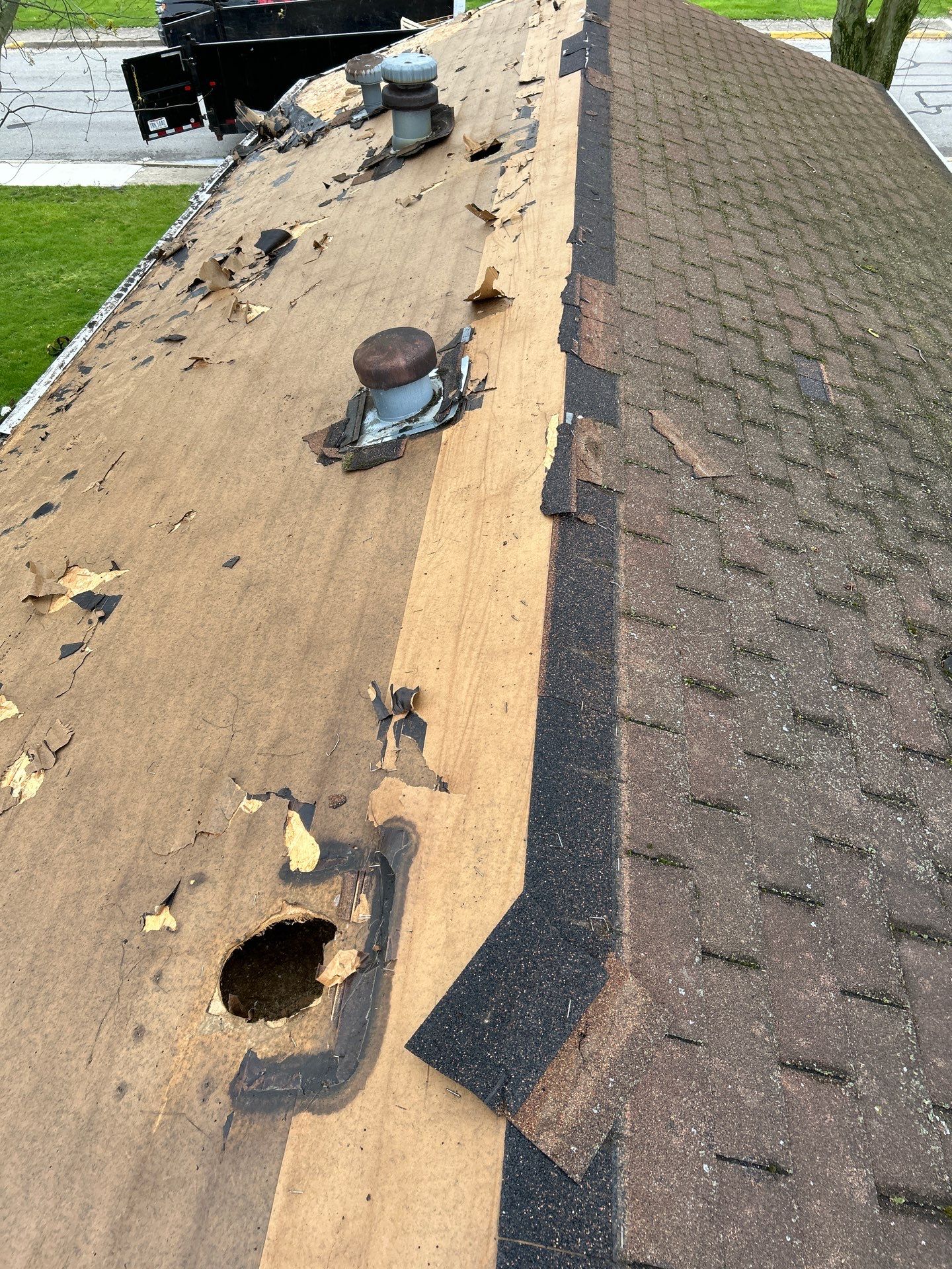 Roof and Siding Replacement using Norandex Cedar Knoll Graphite Siding and Owens Corning Durations in Onyx Black by WIW Enterprises Inc