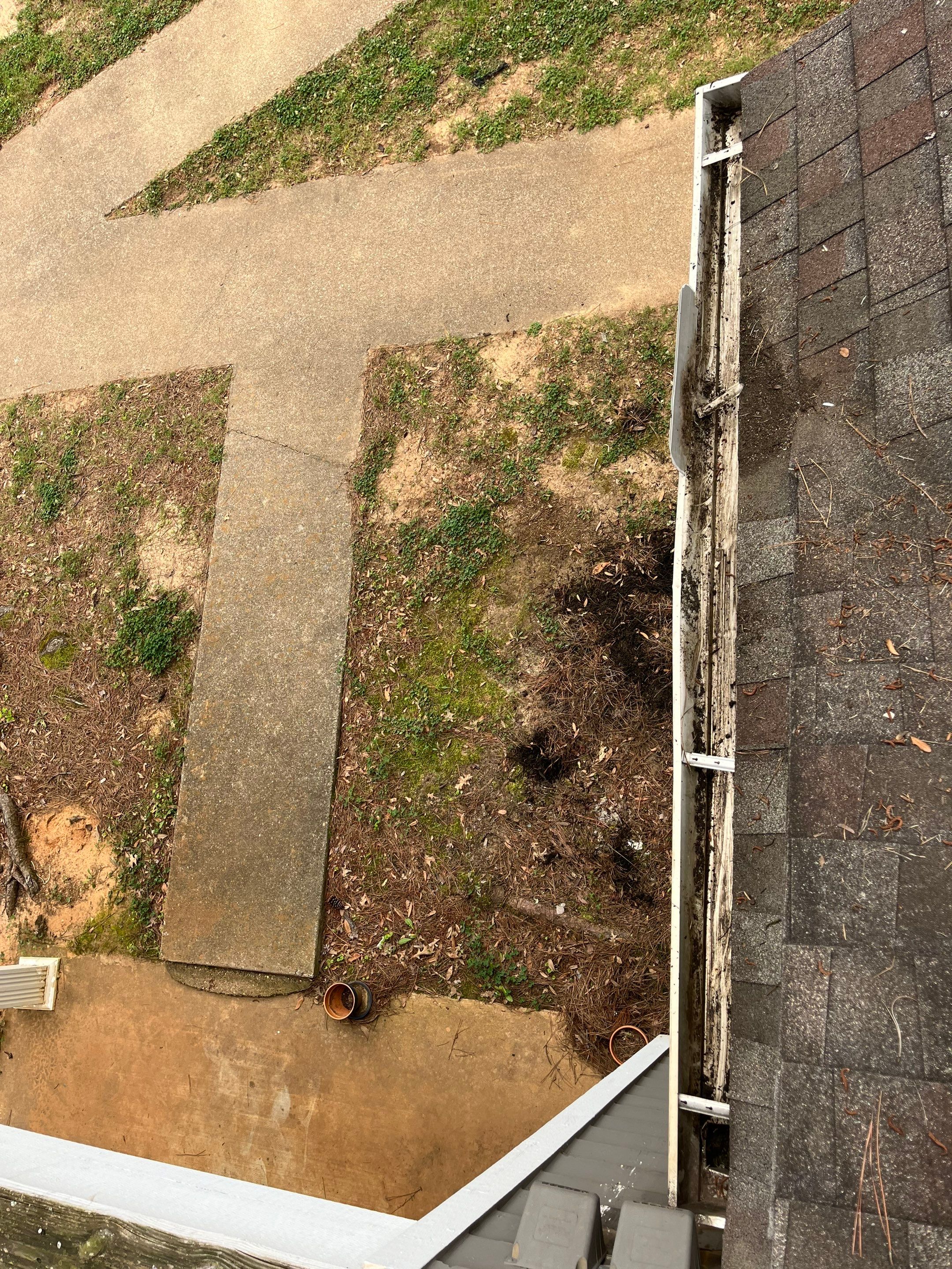 Commercial gutter cleaning Tyler & Longview after photo with clean gutters