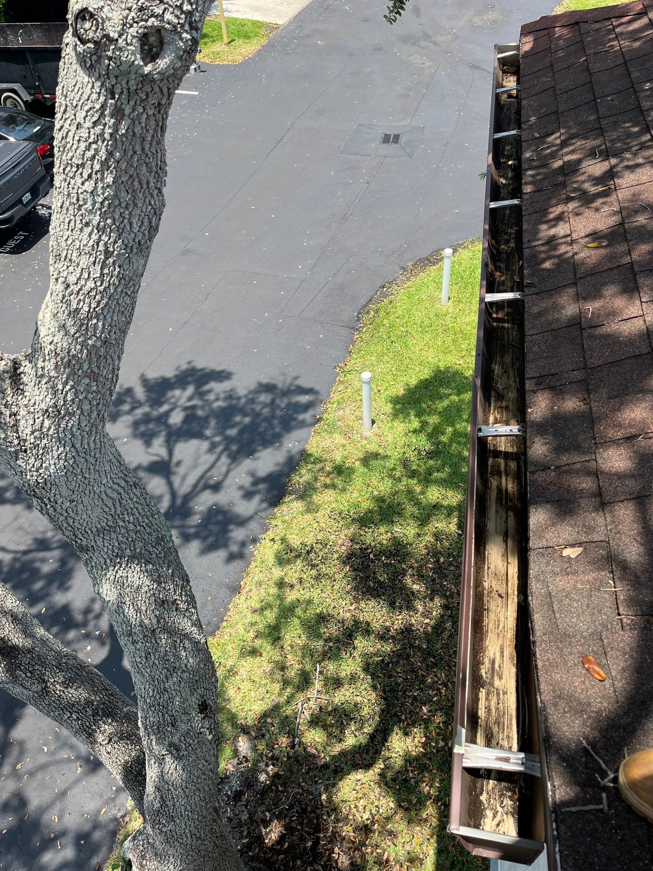 Commercial gutter cleaning Hialeah & Doral, FL after photo with clean gutters