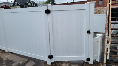 Vinyl Privacy Fence, With matching gate in White 