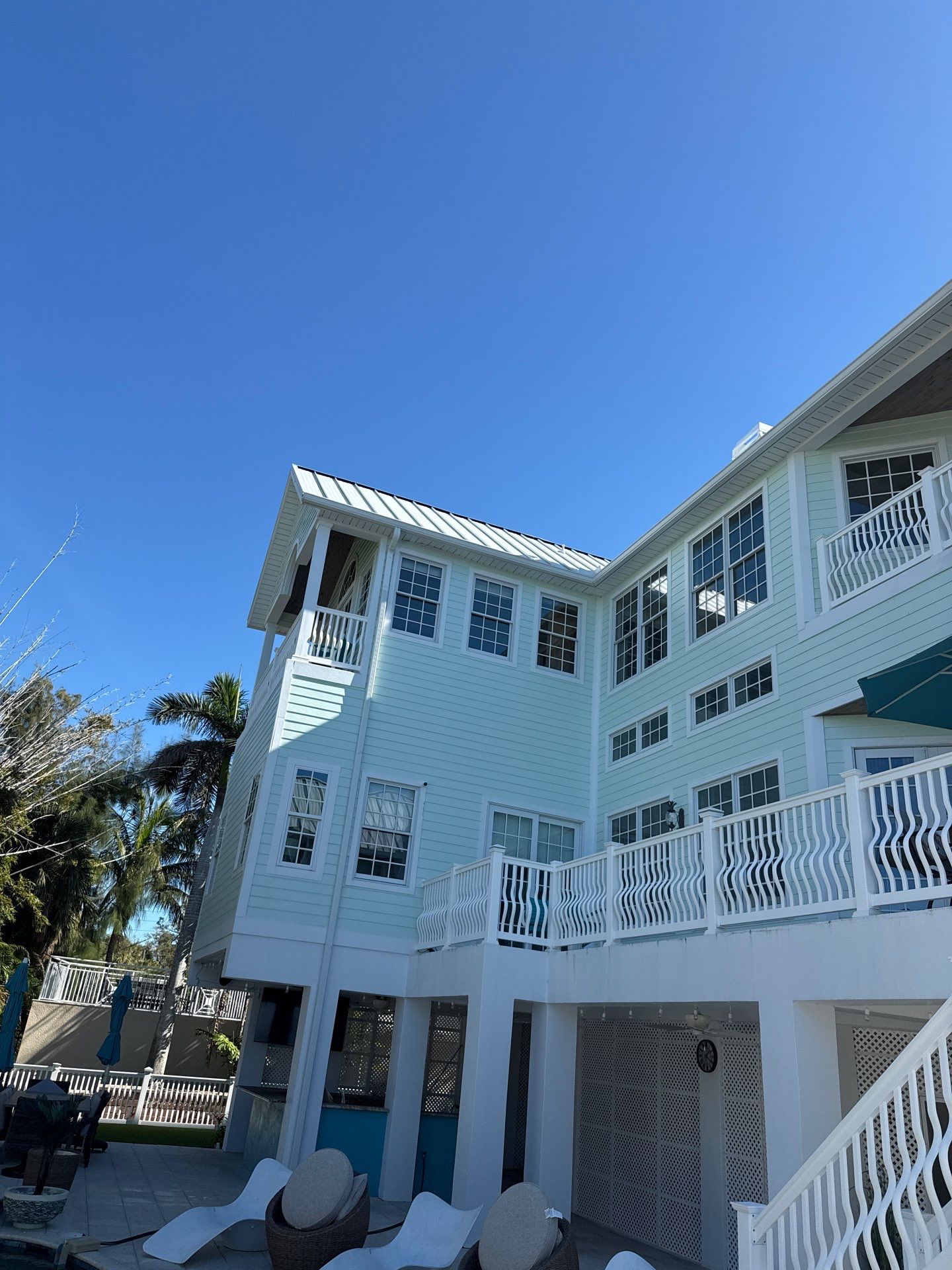White K Style Seamless Gutters using 6 Inch Seamless Gutters in Siesta Key FL by Gutter Professors