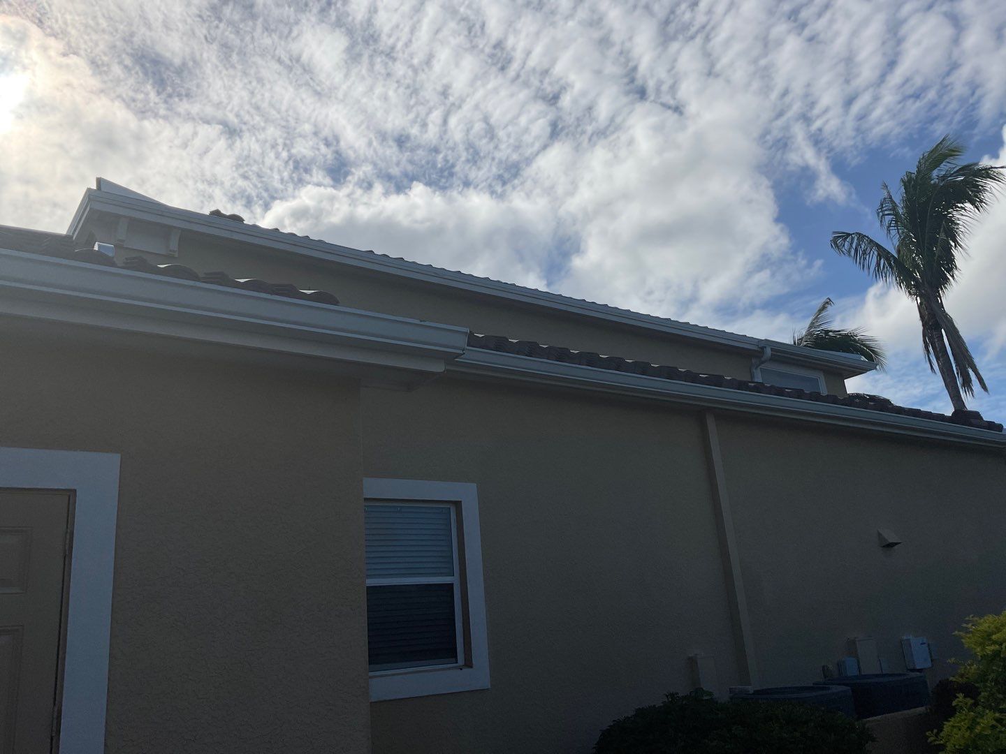 6 Inch Seamless Gutters using White Gutters and Downspouts in Fort Myers FL by Gutter Professors