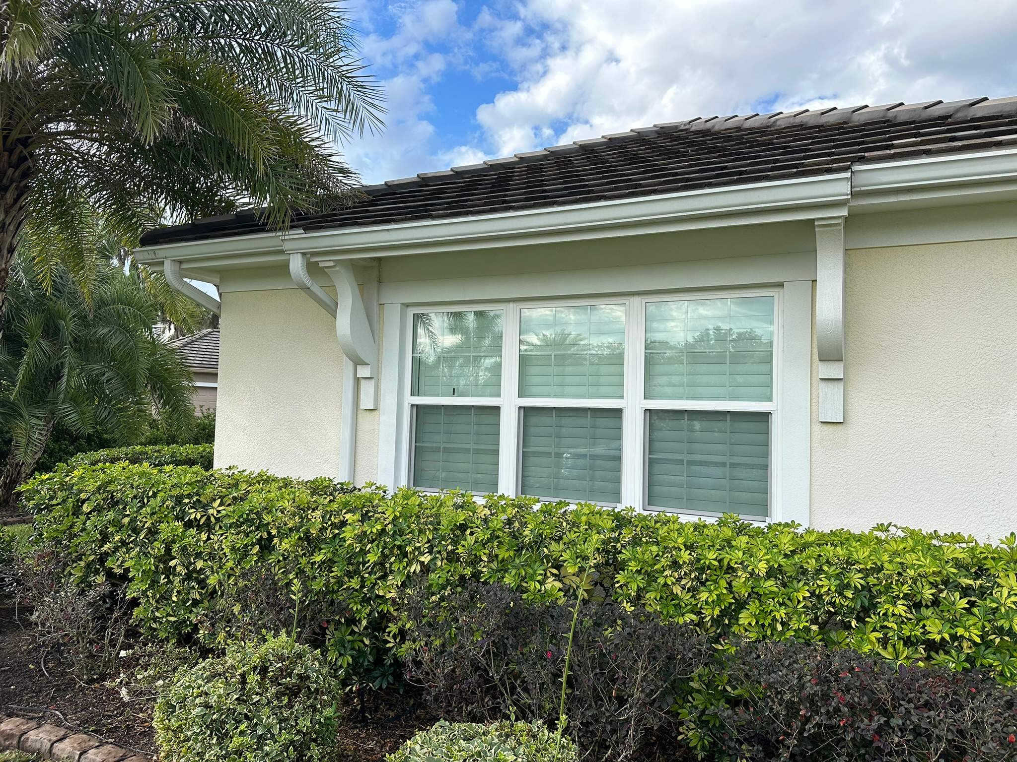 House Wash & Pool Screen Enclosure Cleaning in Winding River Community, Bradenton, FL | Sunshine AquaWash by Sunshine AquaWash