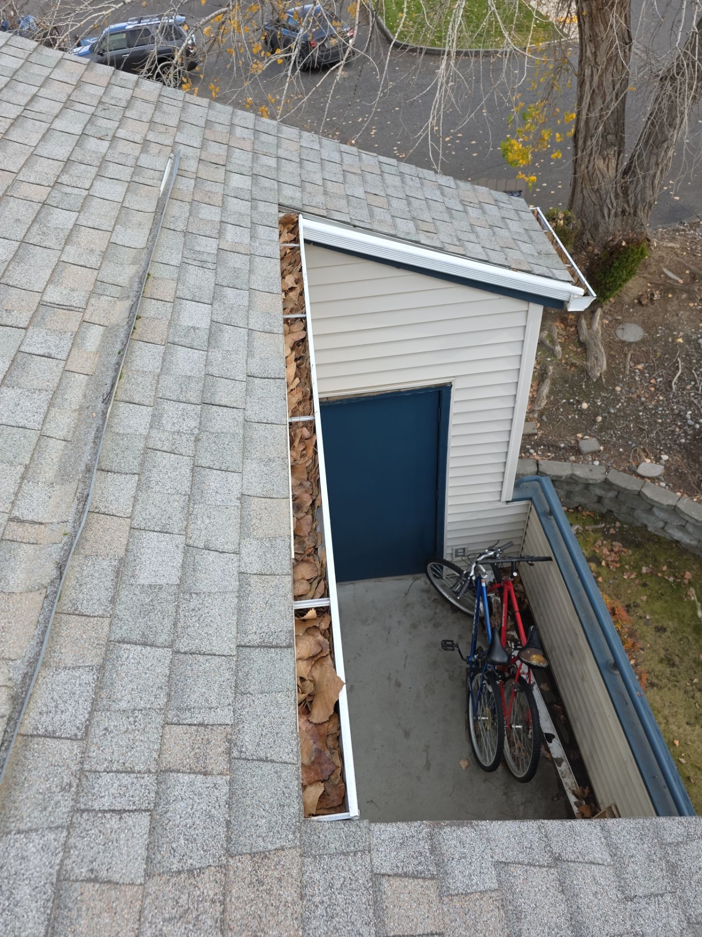 Commercial gutter cleaning Georgia before photo with filled gutters