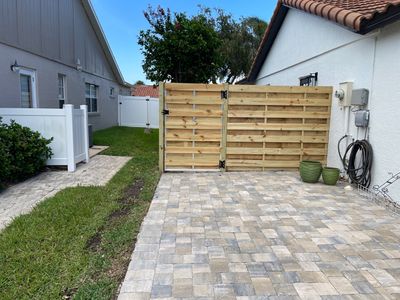 Sarasota, FL 6ft. Tall Horizontal Shadowbox Wood with 4ft. Tall 3-Rail Black Aluminum Fence